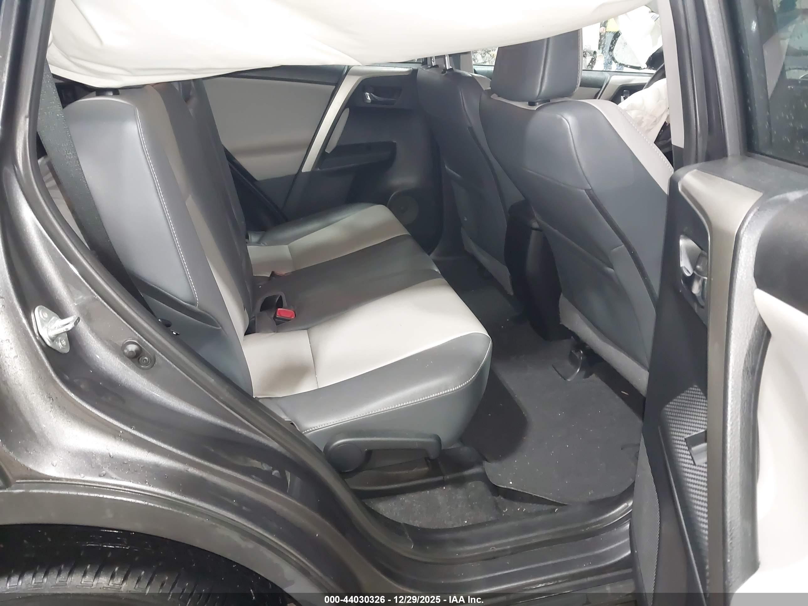 TOYOTA RAV4 image 8