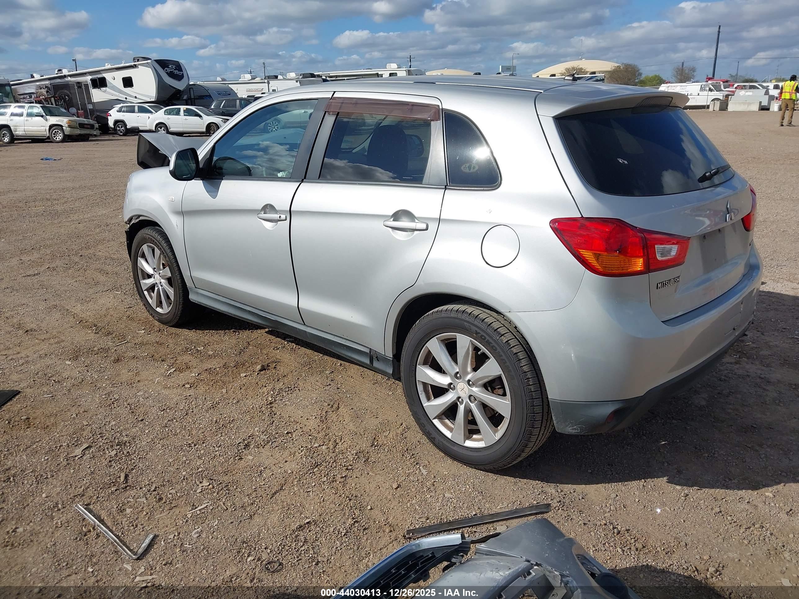 MITSUBISHI OUTLANDER image 3