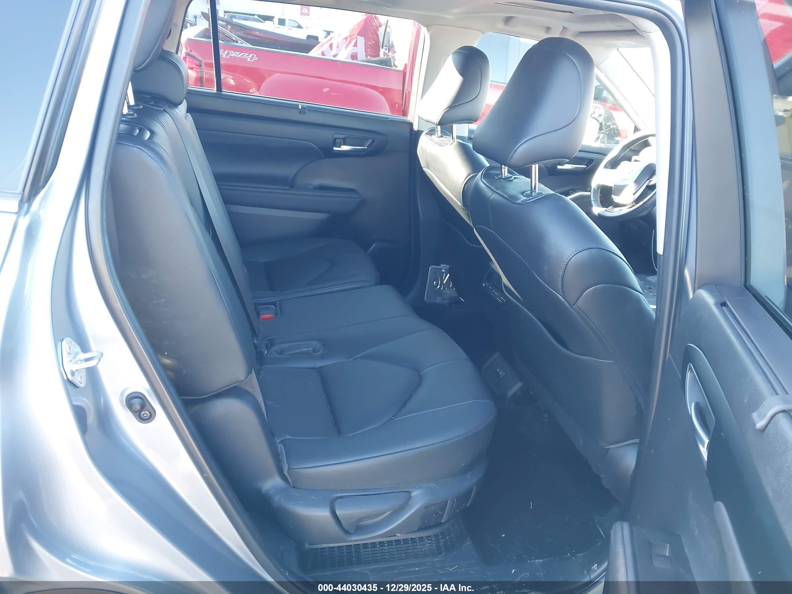 TOYOTA HIGHLANDER image 8