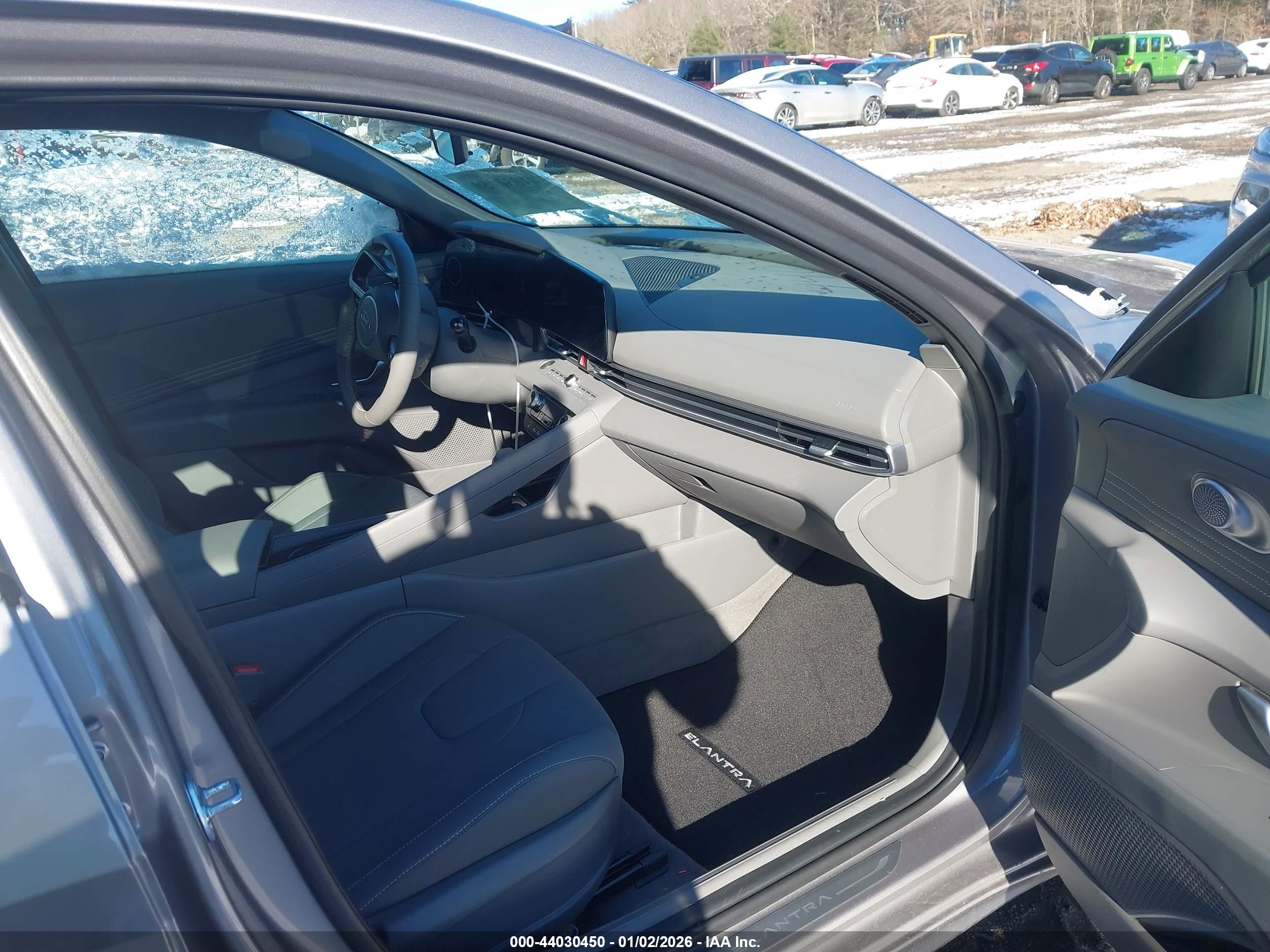 HYUNDAI ELANTRA image 5