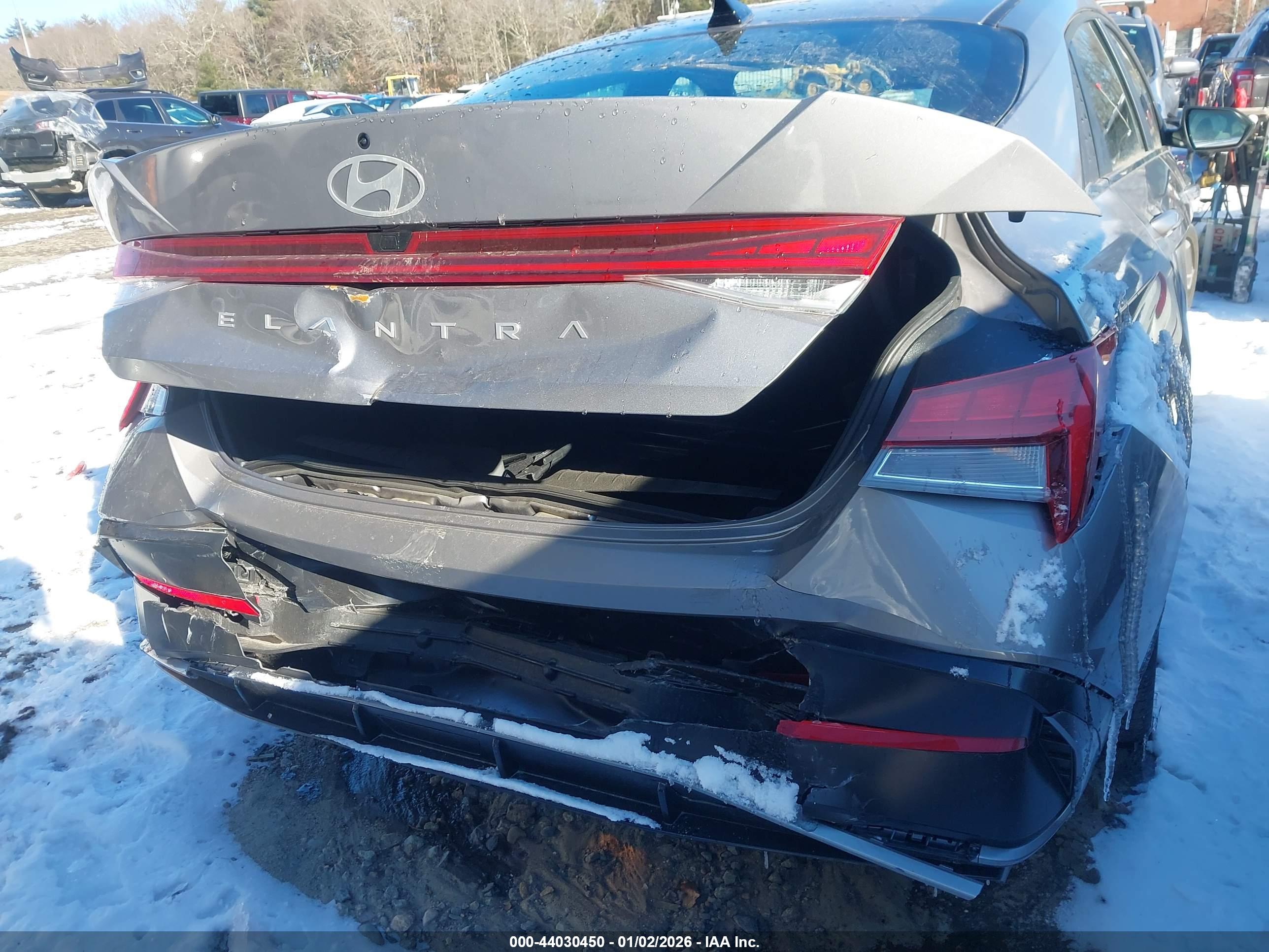 HYUNDAI ELANTRA image 6