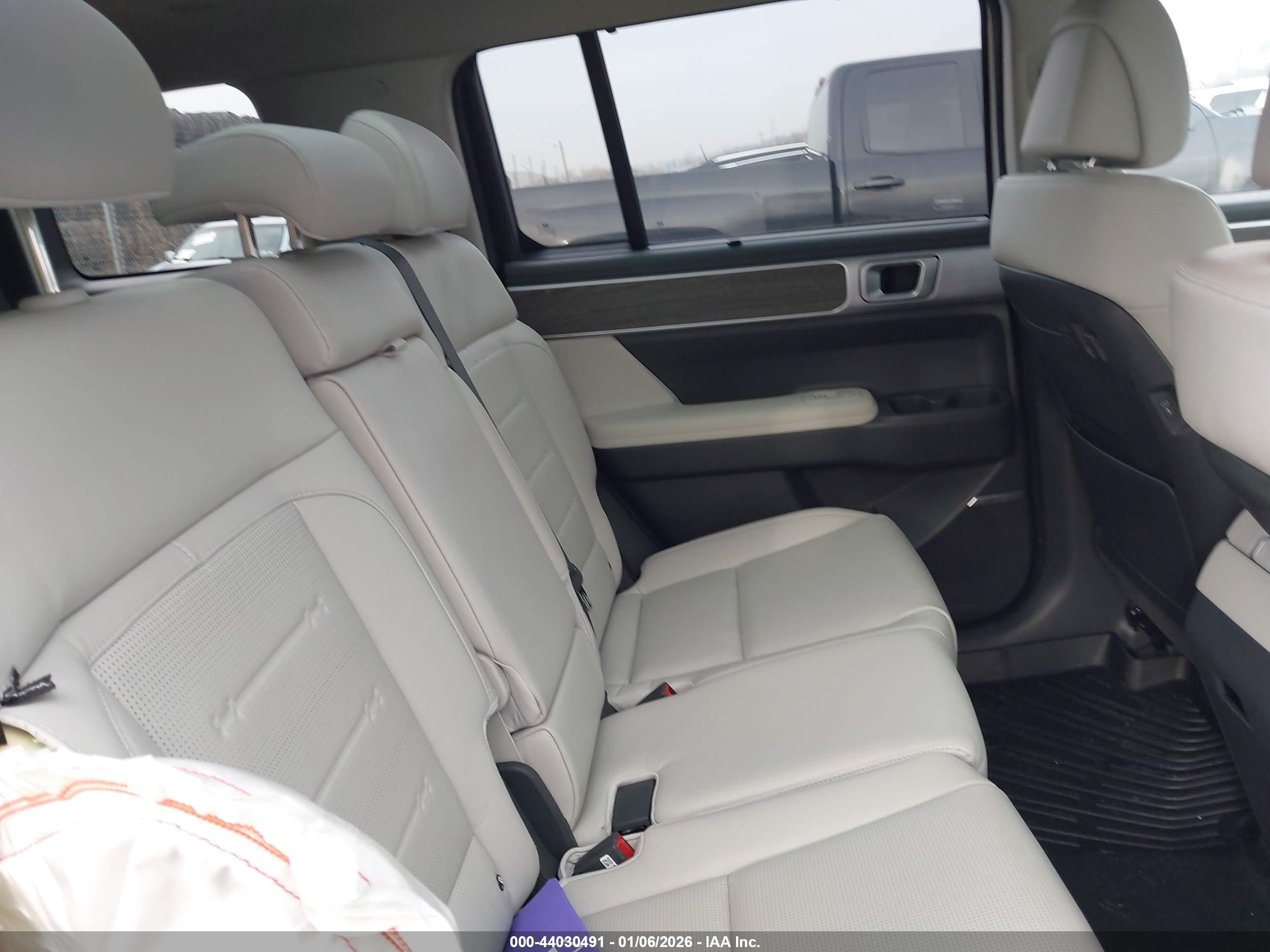 HYUNDAI SANTA image 8
