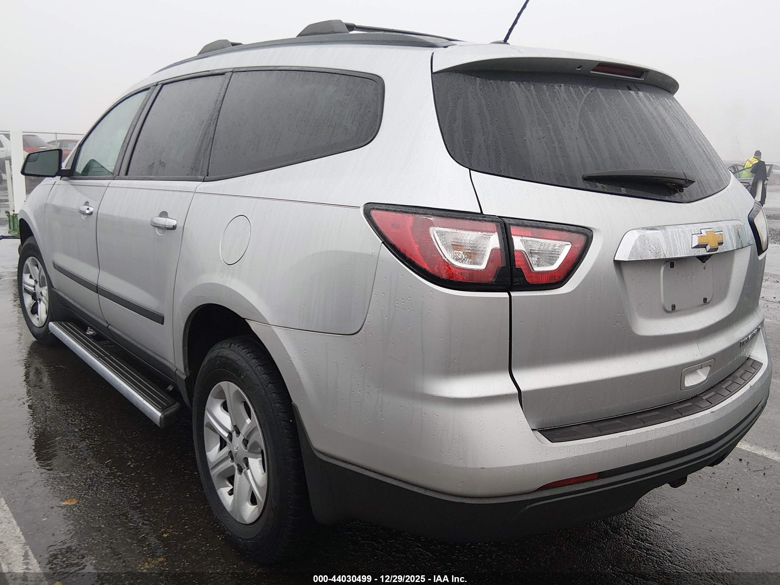 CHEVROLET TRAVERSE image 3