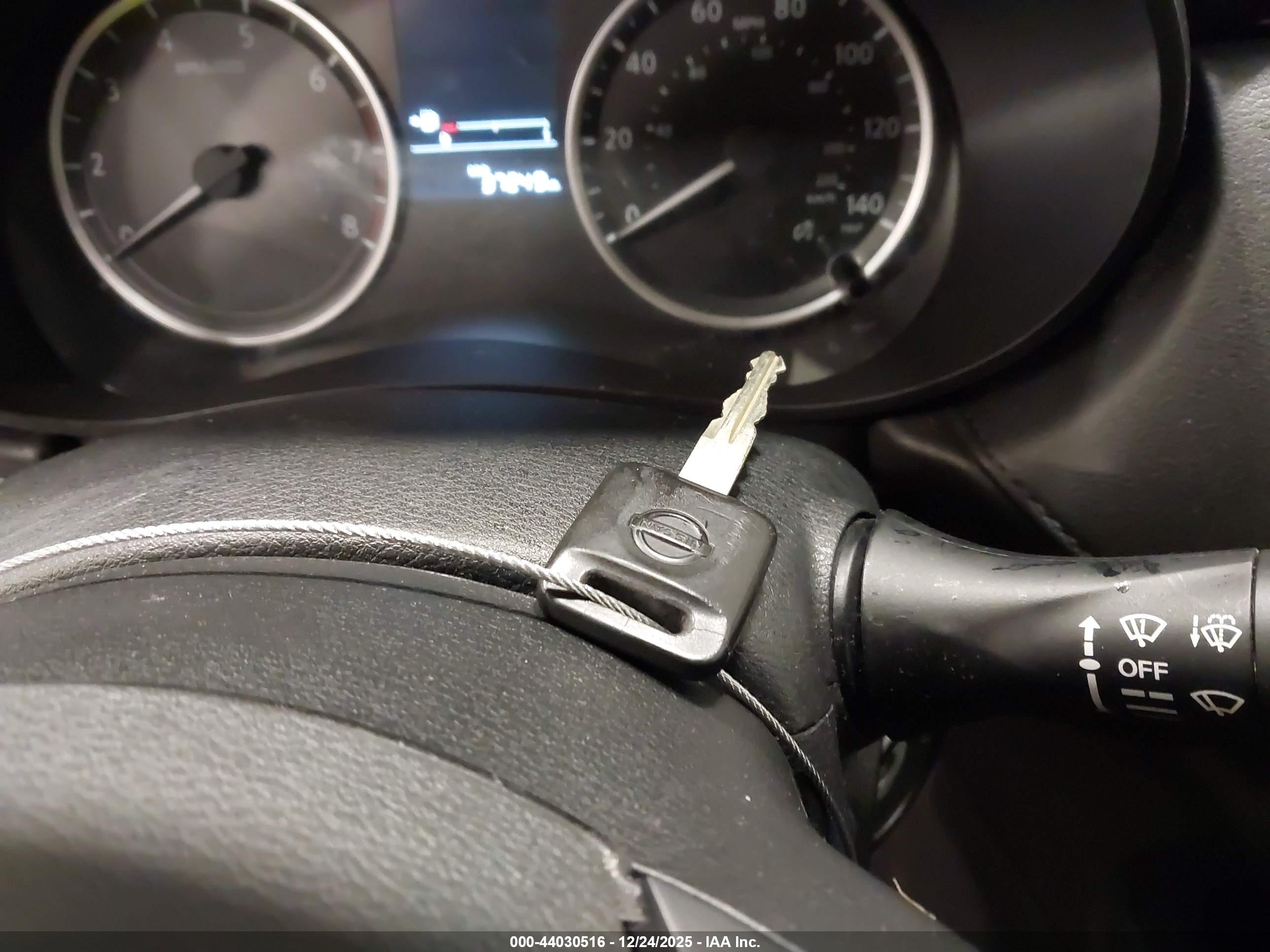 NISSAN VERSA image 11