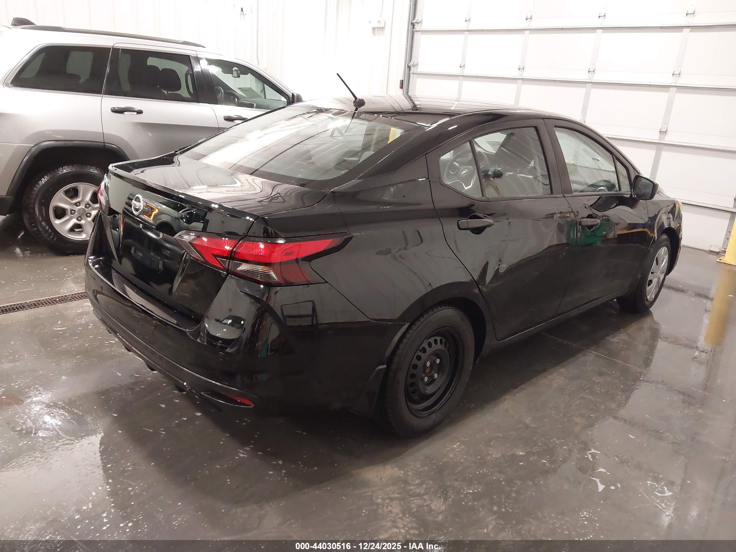NISSAN VERSA image 4