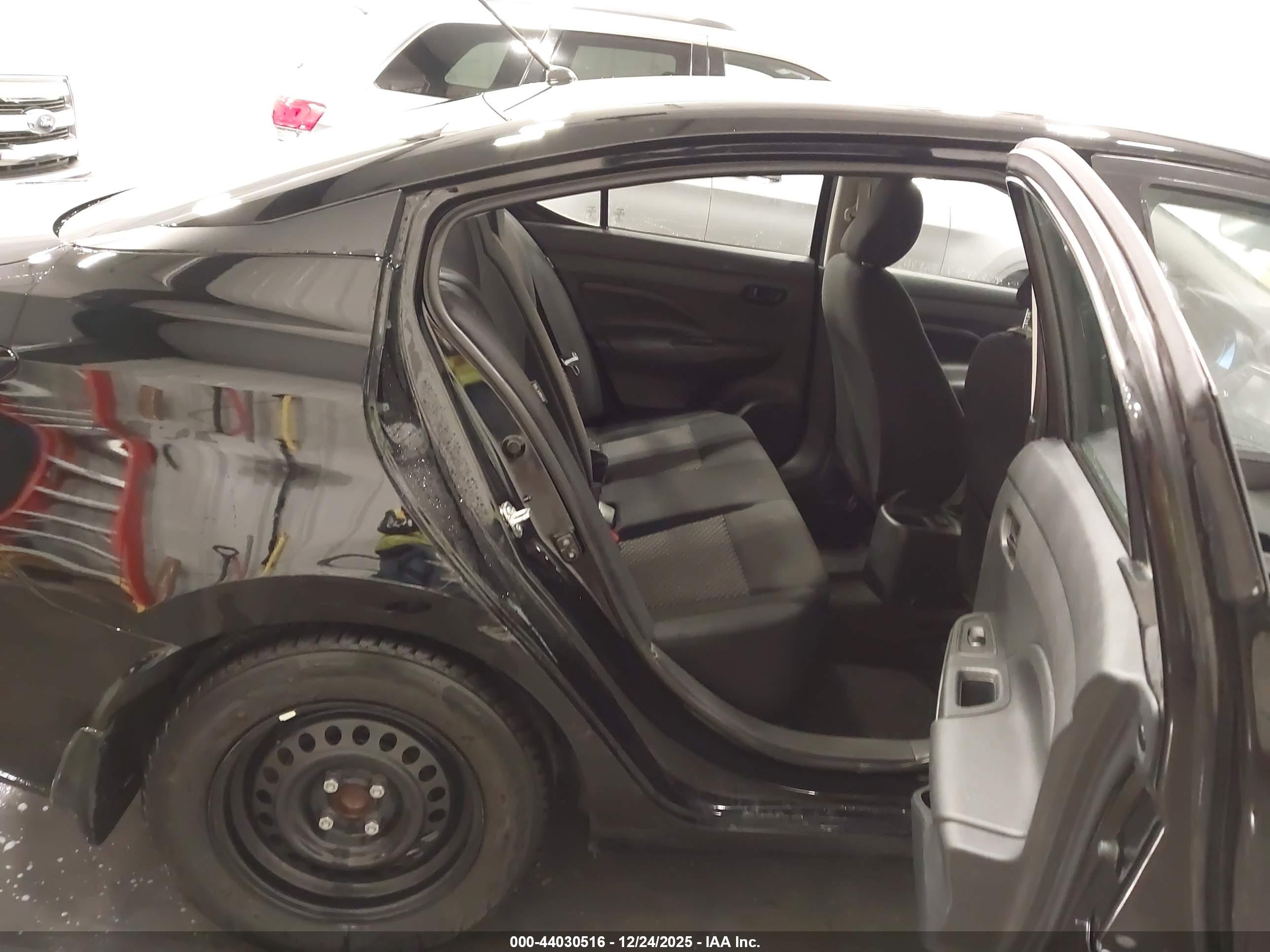 NISSAN VERSA image 8