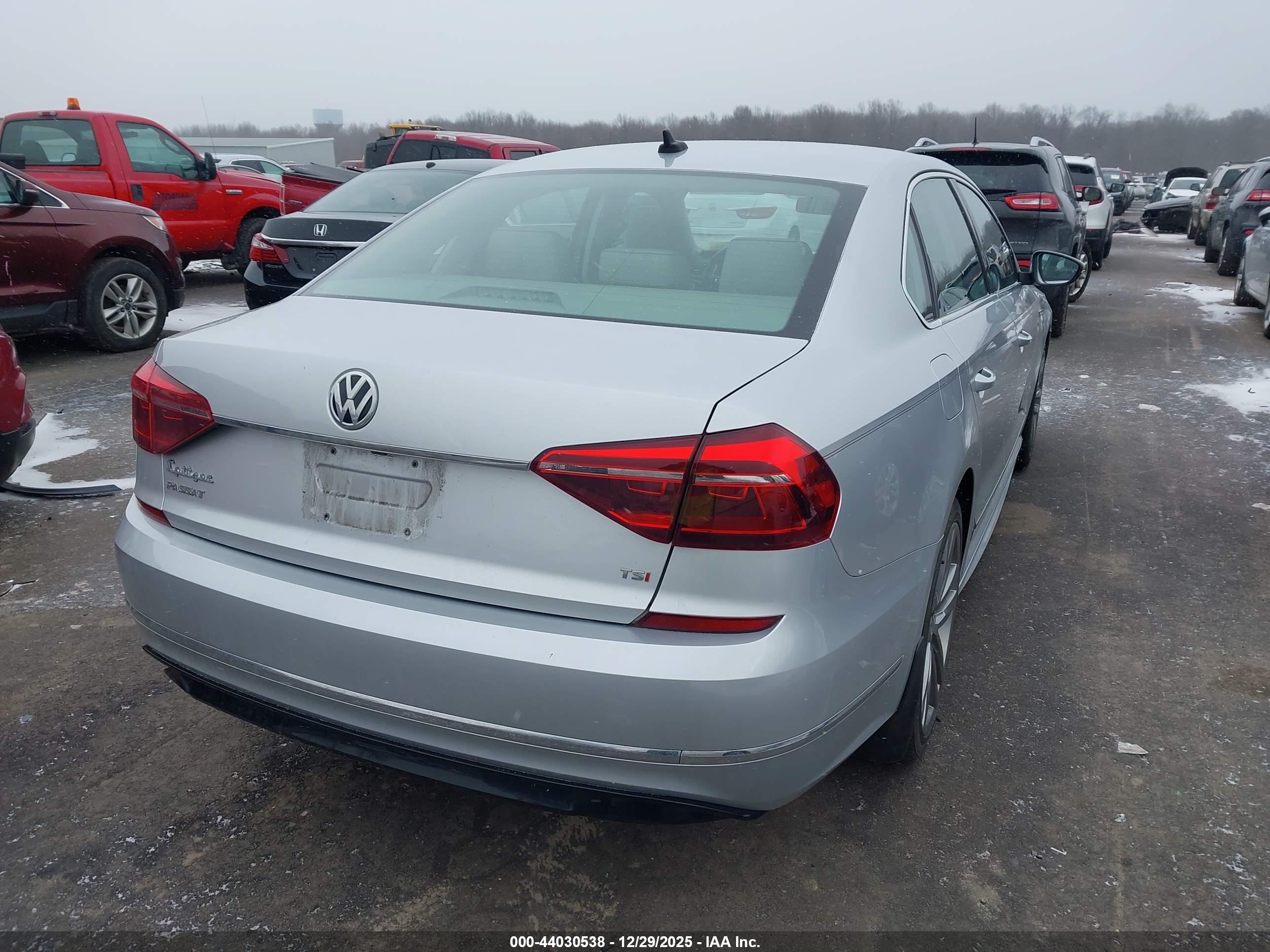 VOLKSWAGEN PASSAT image 4
