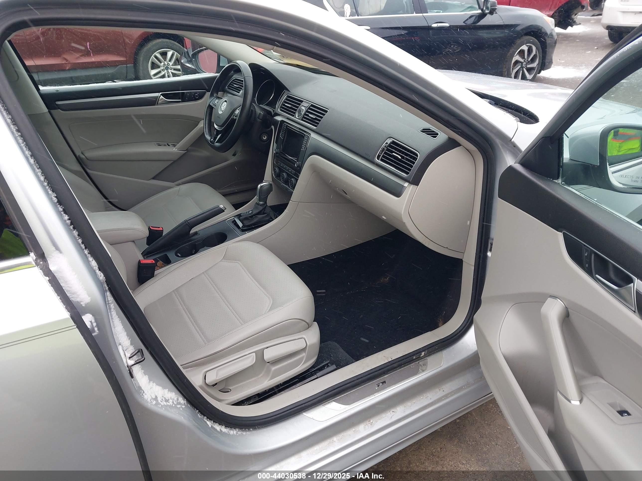 VOLKSWAGEN PASSAT image 5
