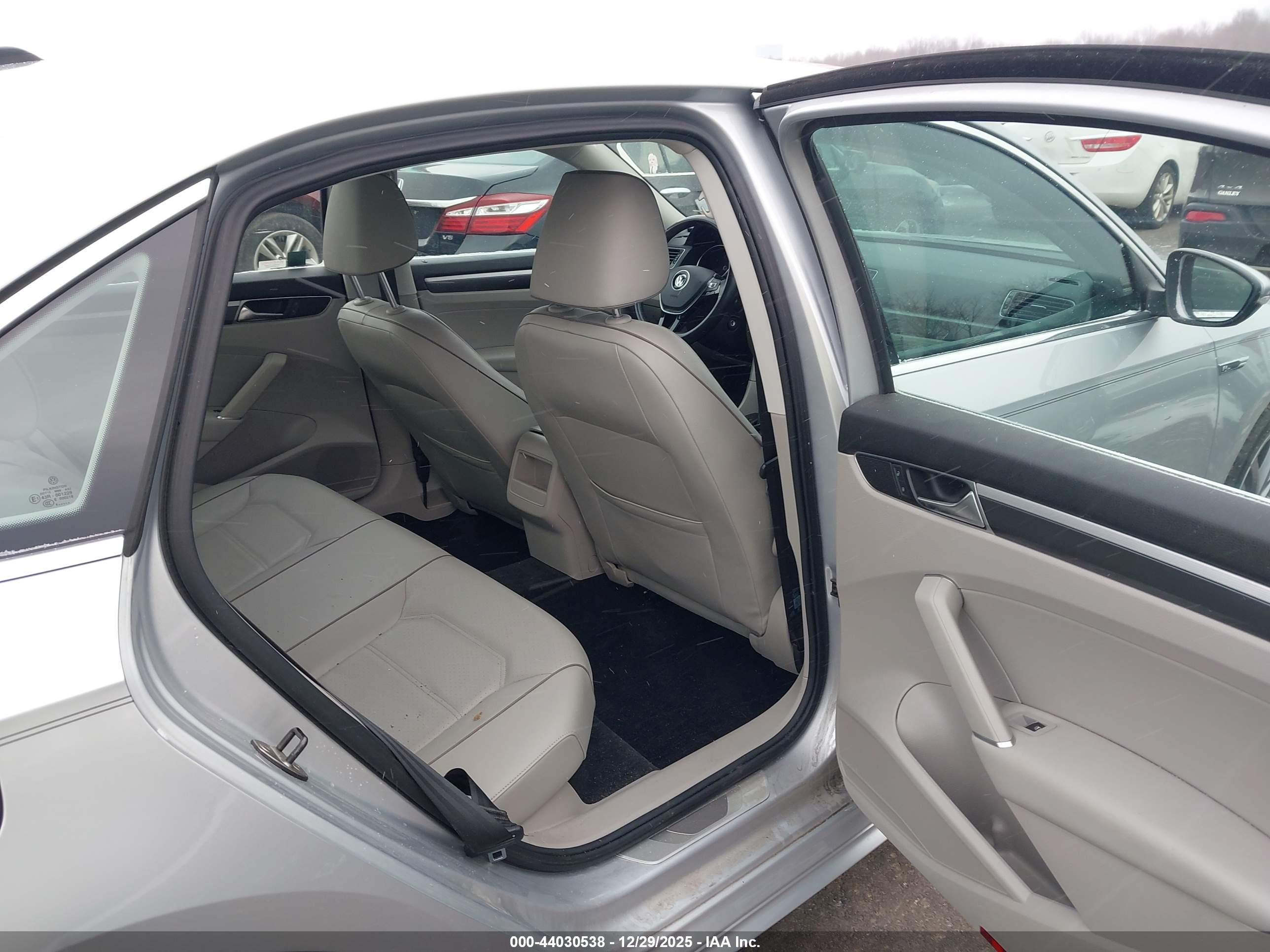 VOLKSWAGEN PASSAT image 8