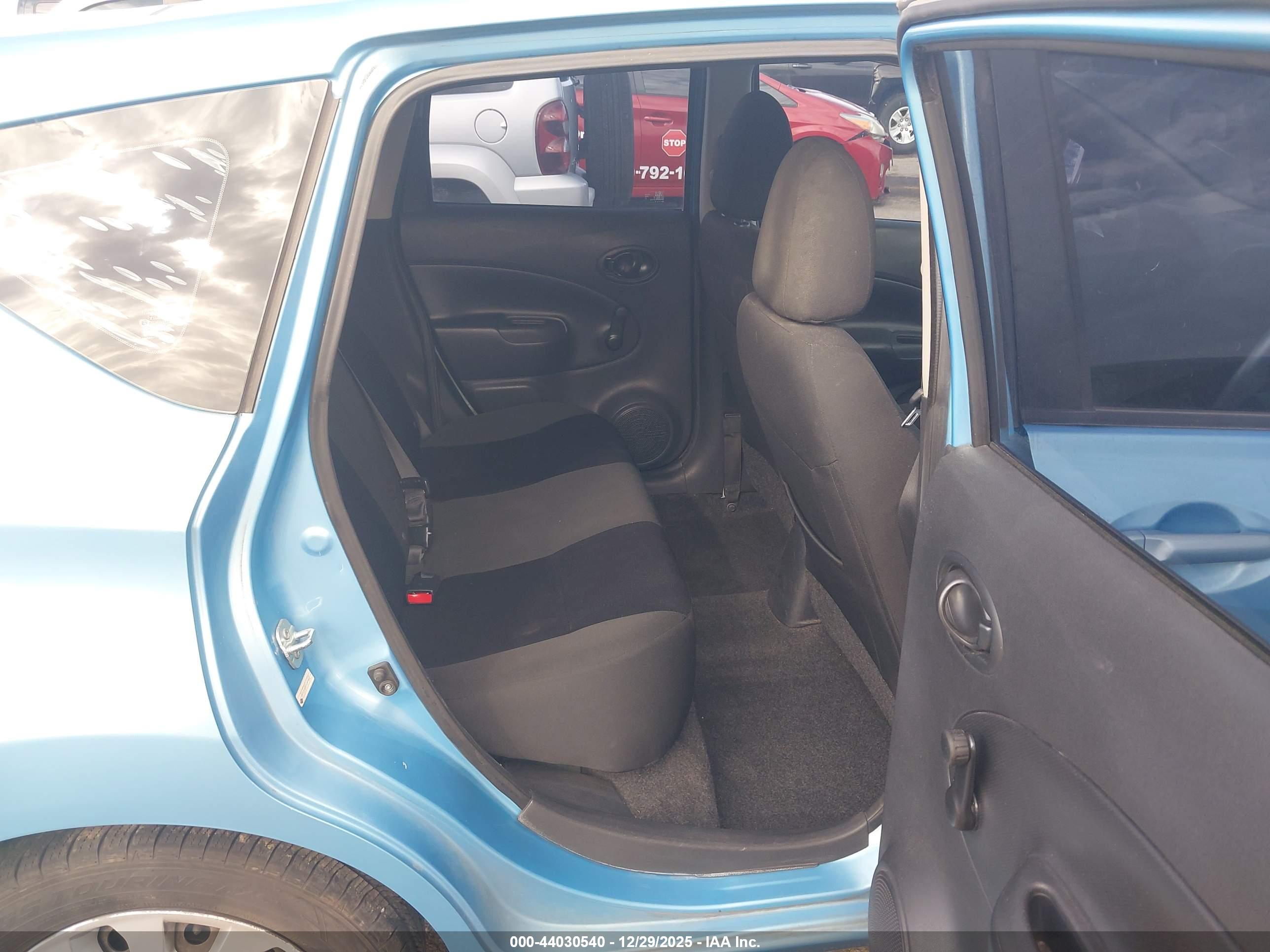 NISSAN VERSA image 8