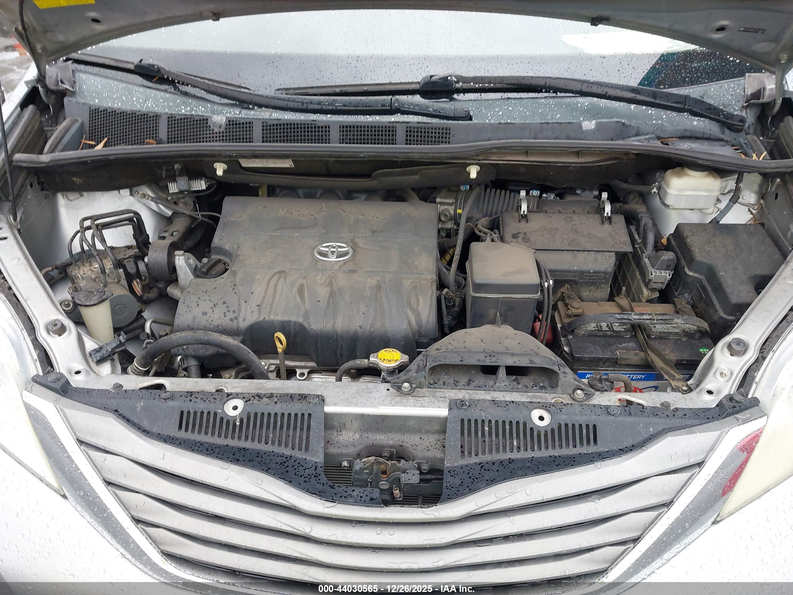 TOYOTA SIENNA image 10