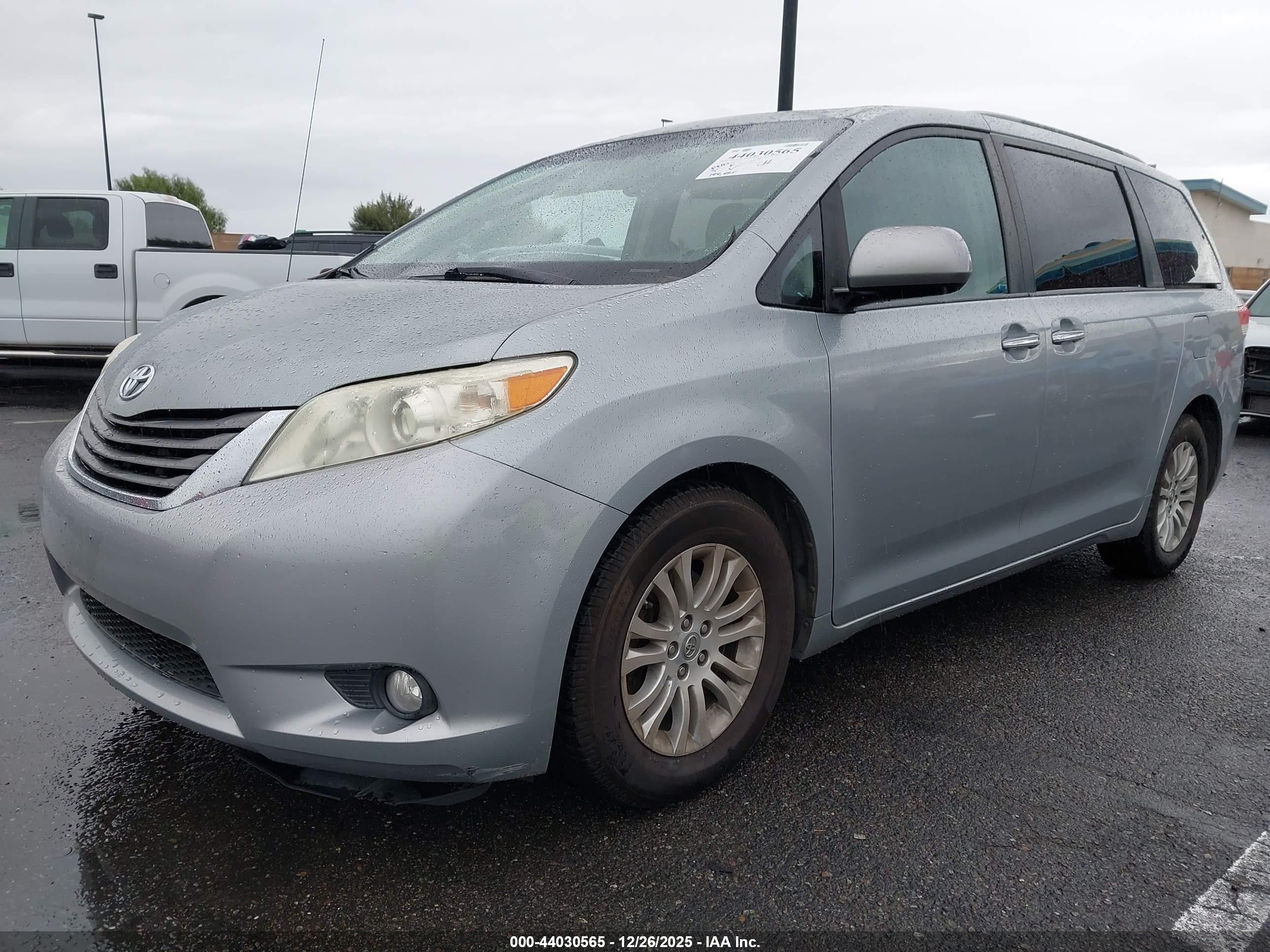 TOYOTA SIENNA image 2