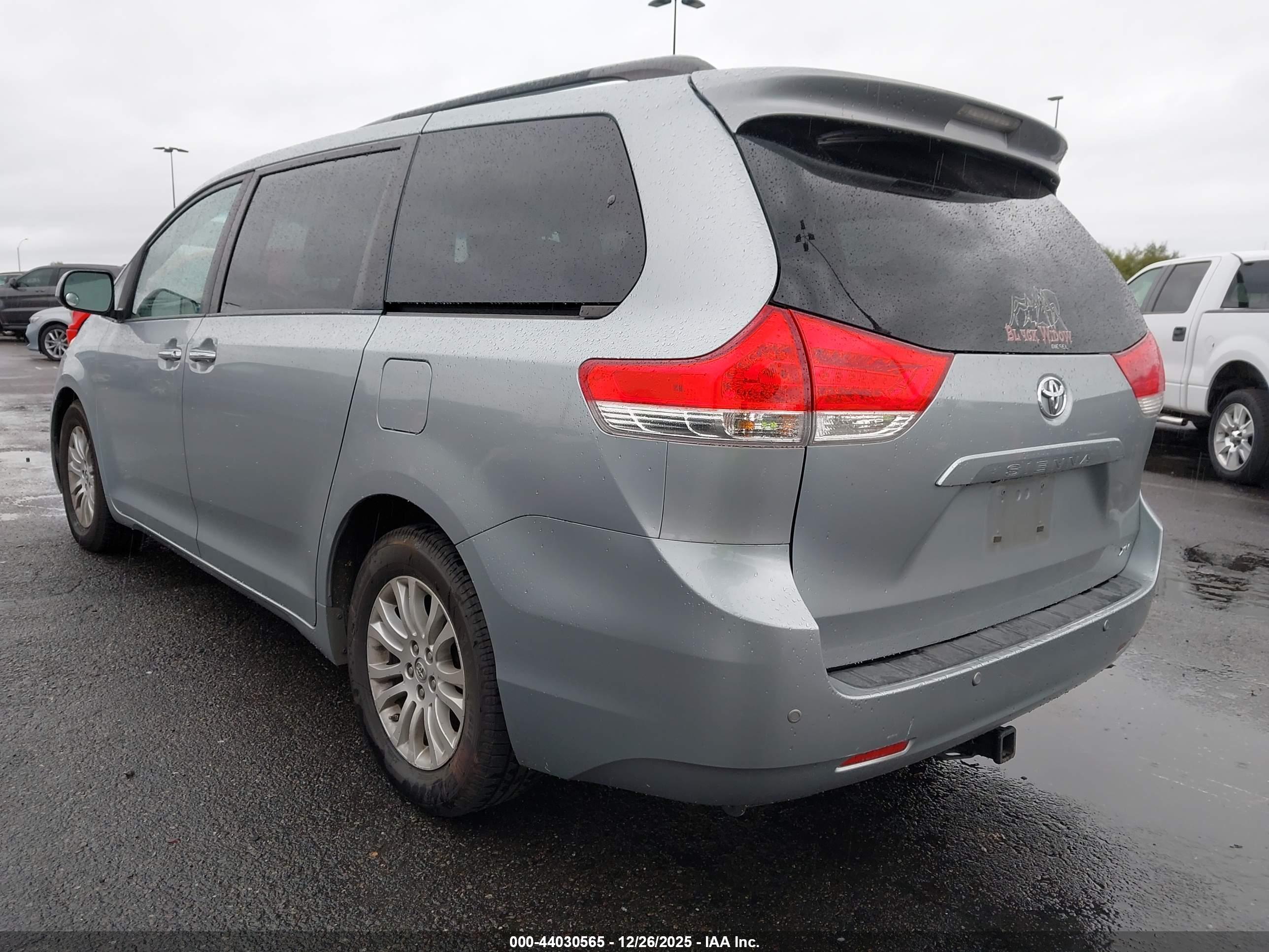 TOYOTA SIENNA image 3