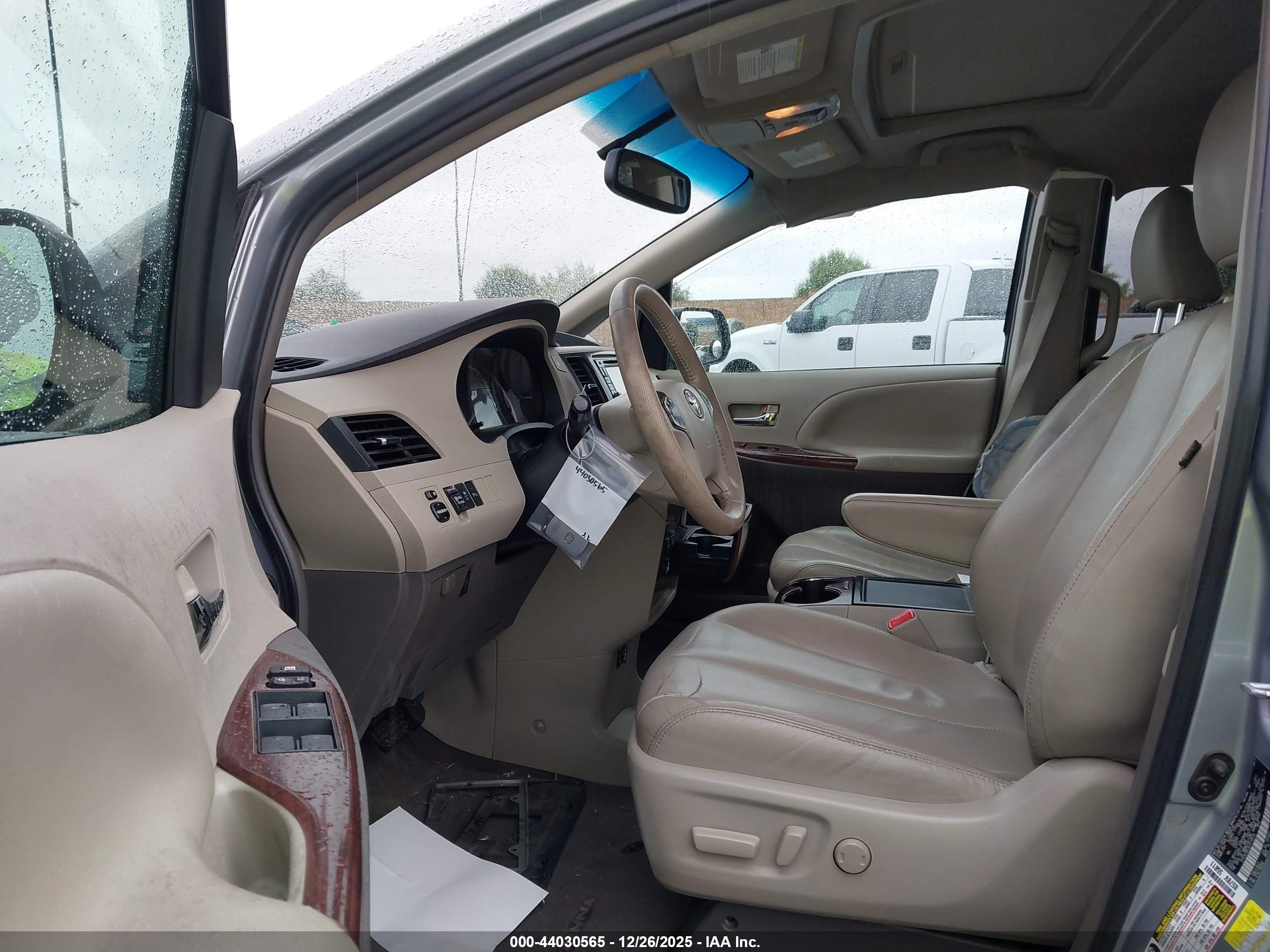 TOYOTA SIENNA image 5