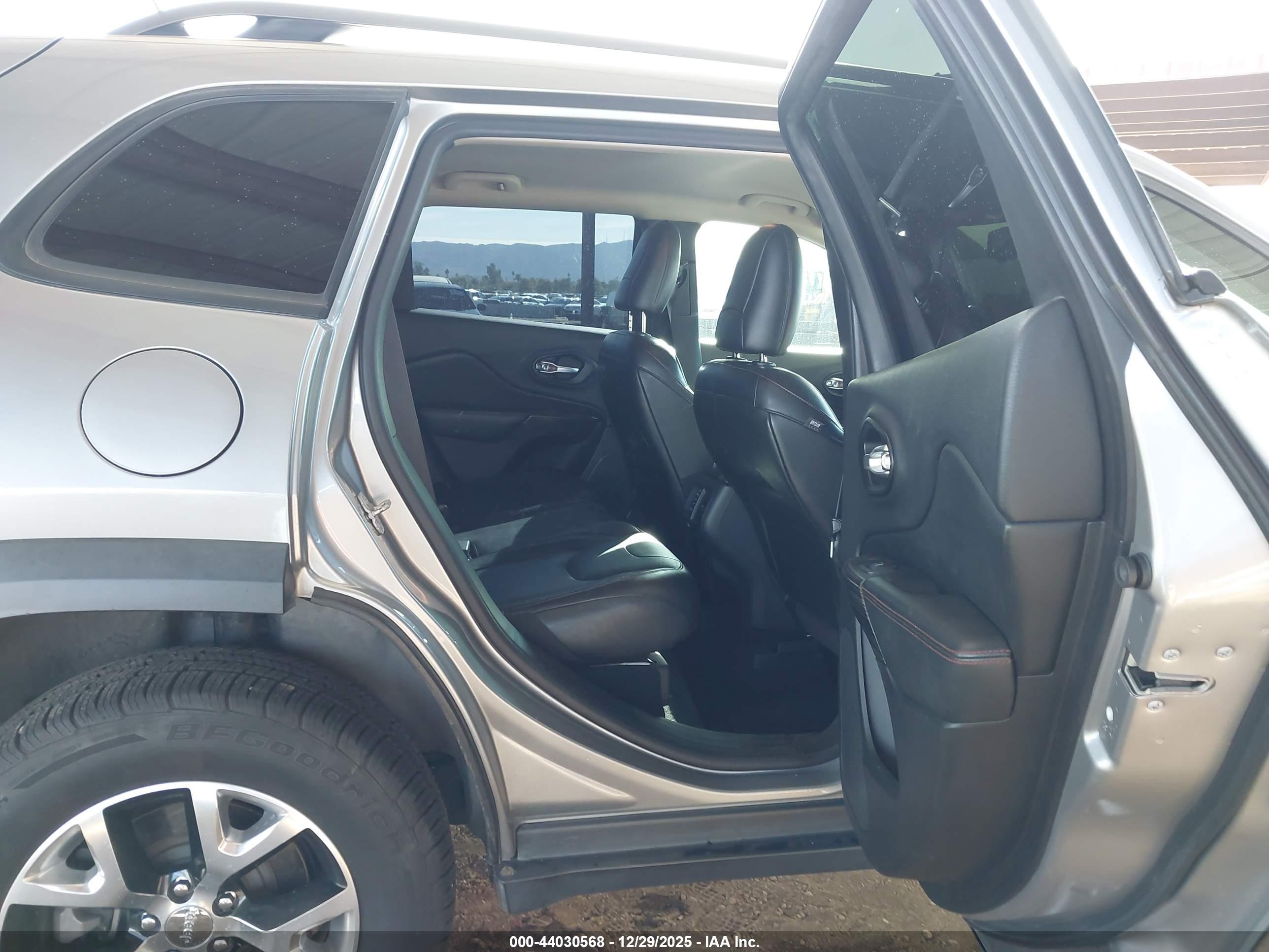 JEEP CHEROKEE image 8