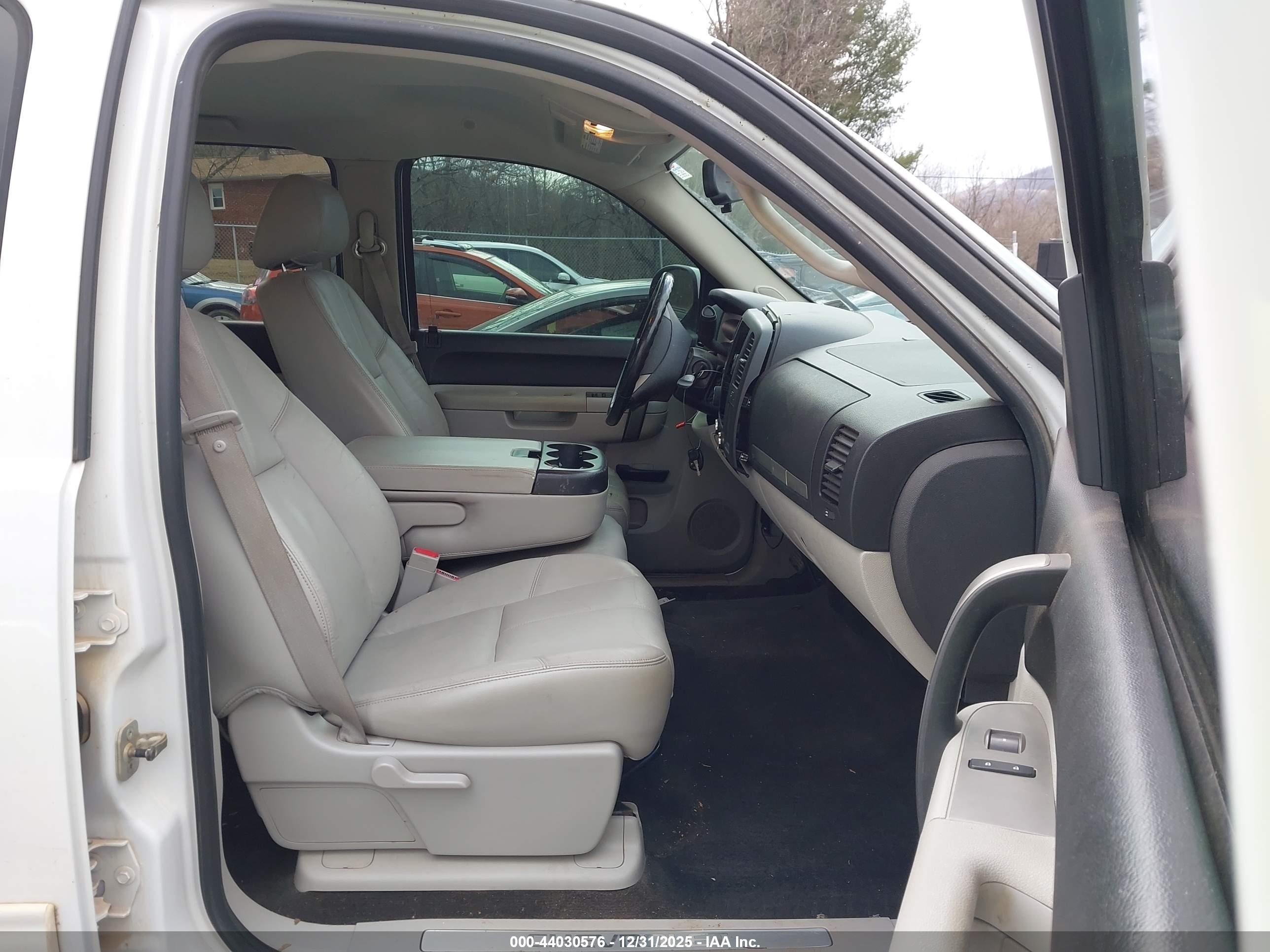 CHEVROLET SILVERADO image 5