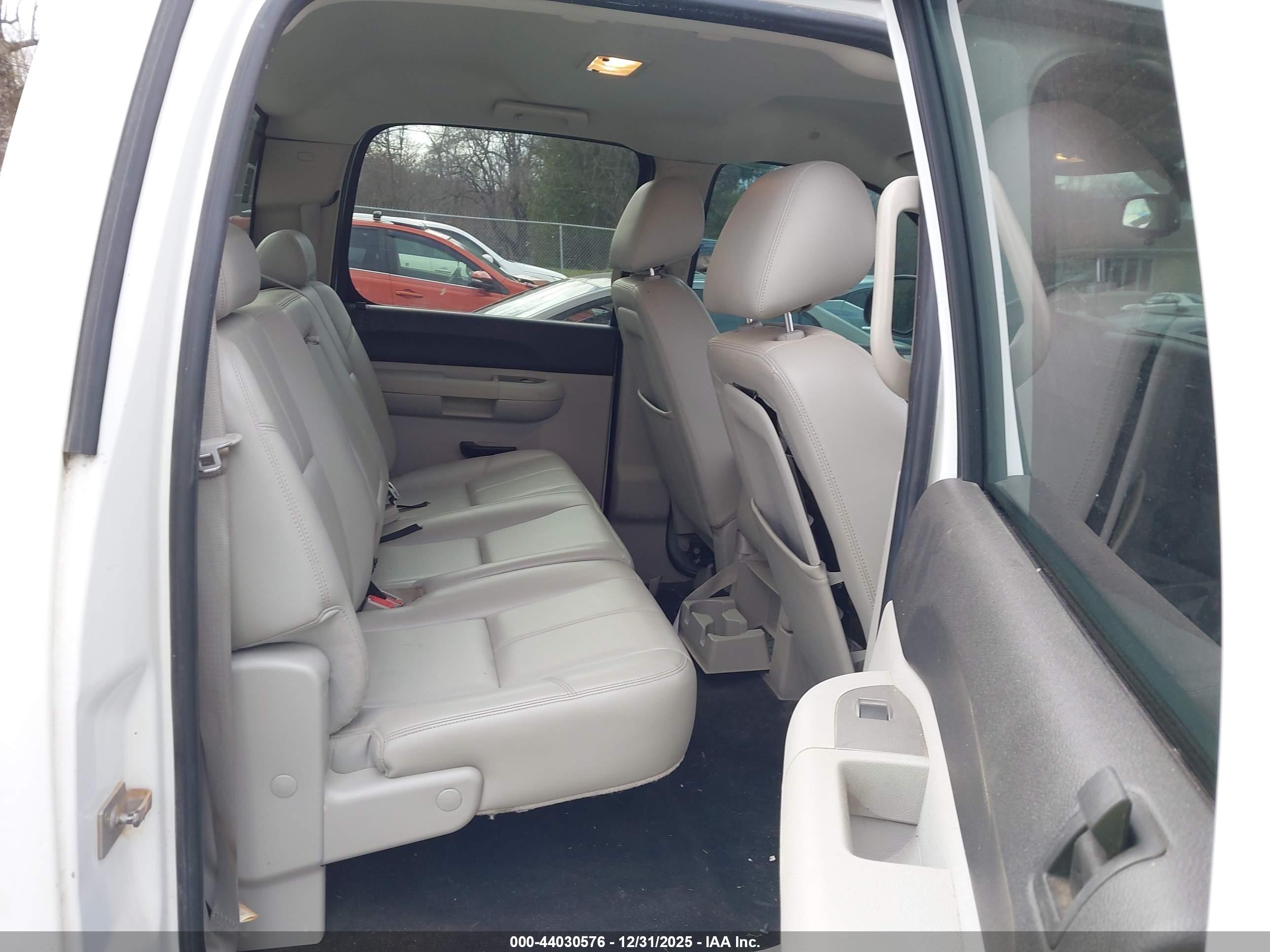 CHEVROLET SILVERADO image 8
