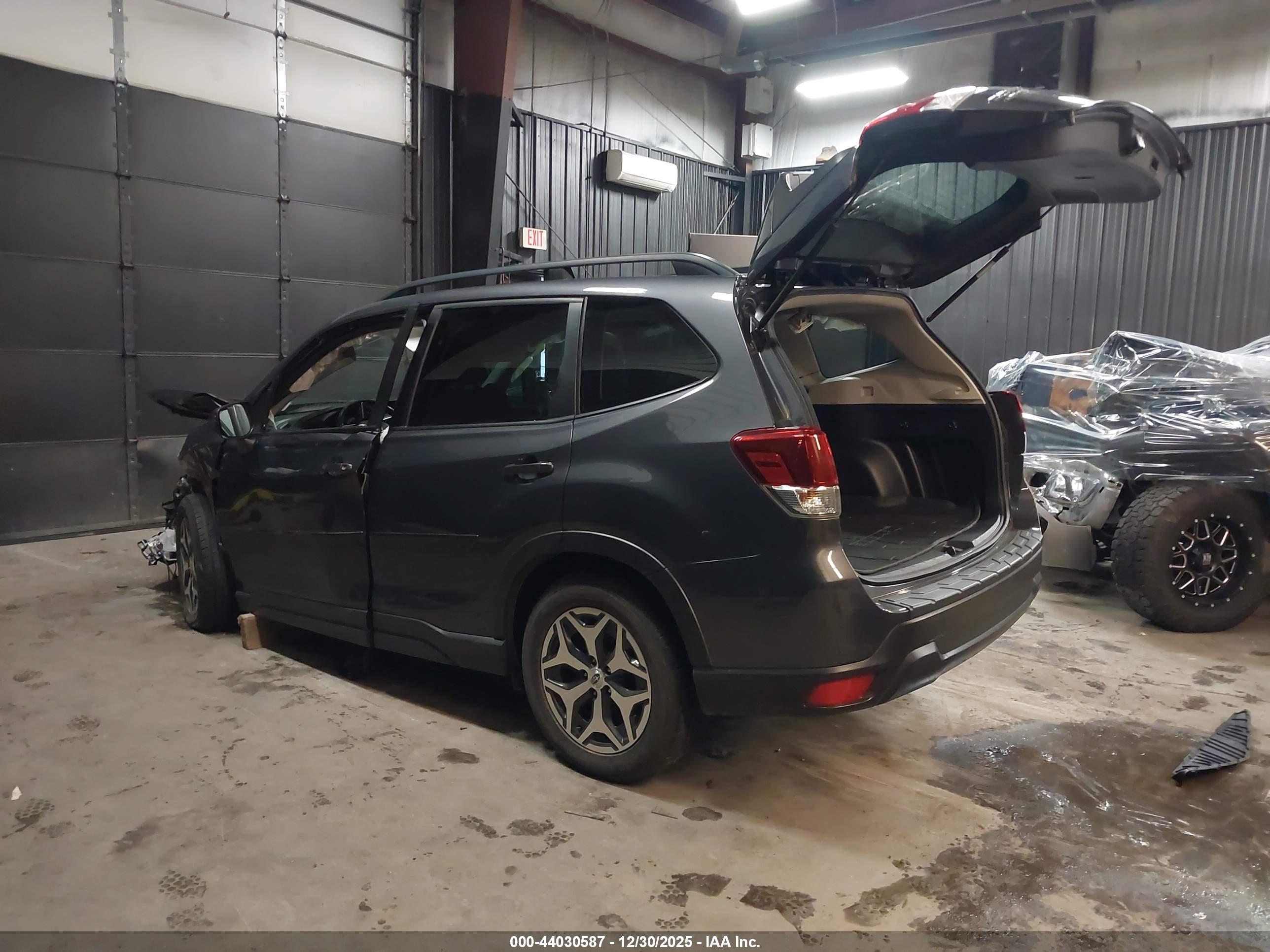 SUBARU FORESTER image 3