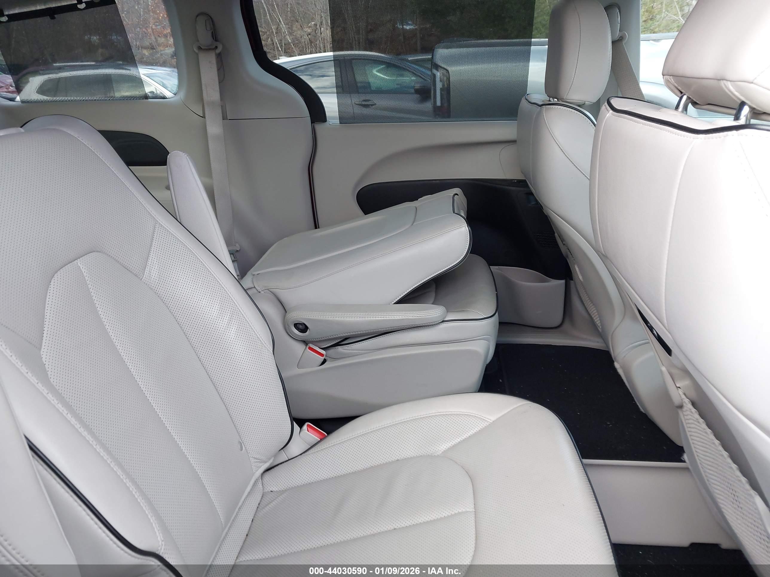 CHRYSLER PACIFICA image 8