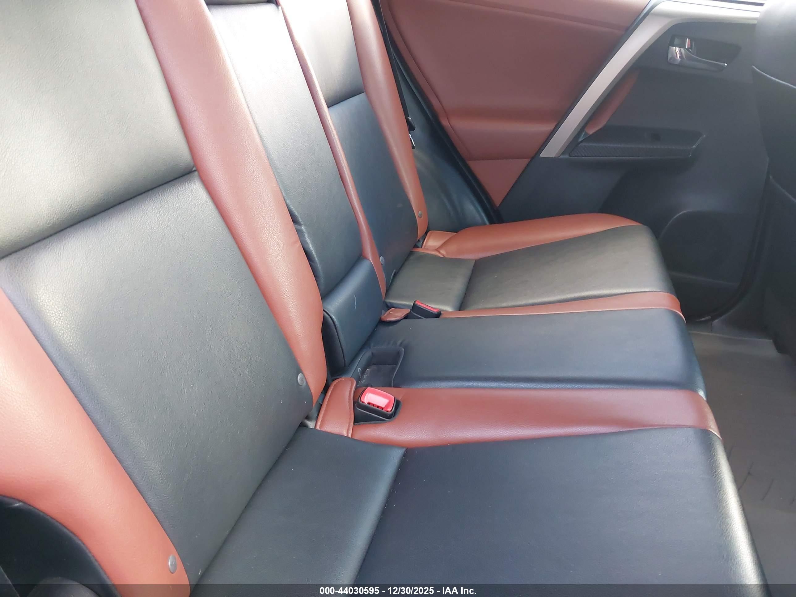 TOYOTA RAV4 image 8