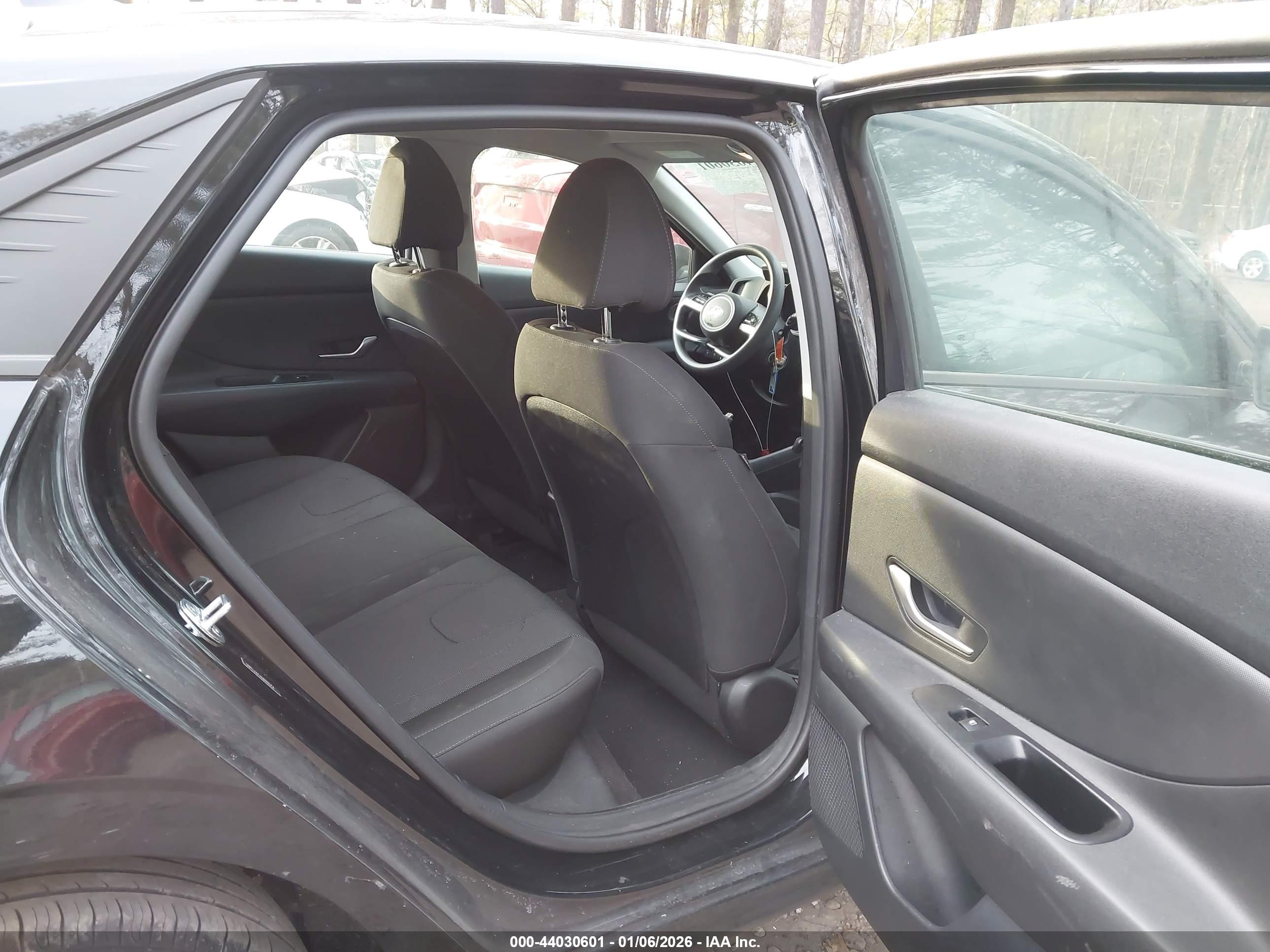 HYUNDAI ELANTRA image 8