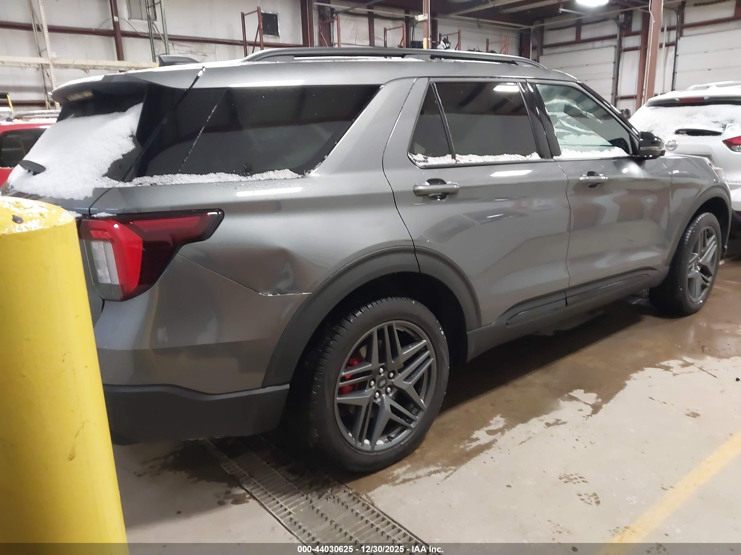 FORD EXPLORER image 4