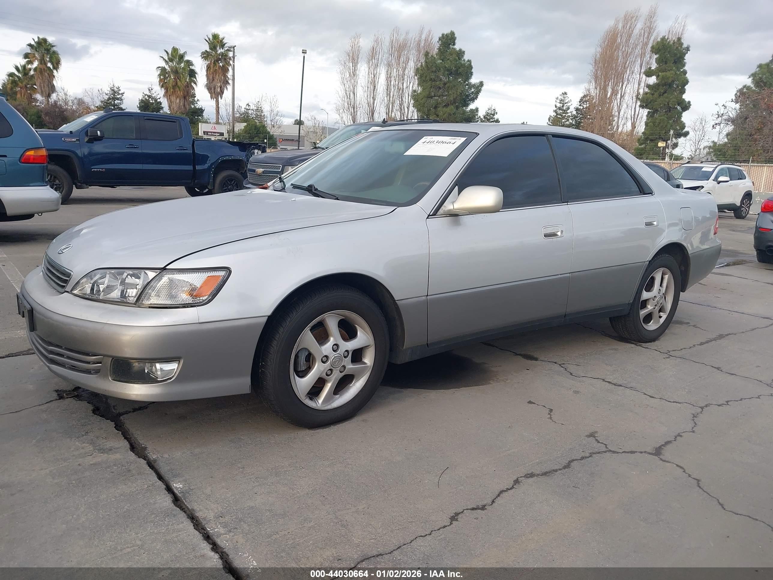 LEXUS ES image 2