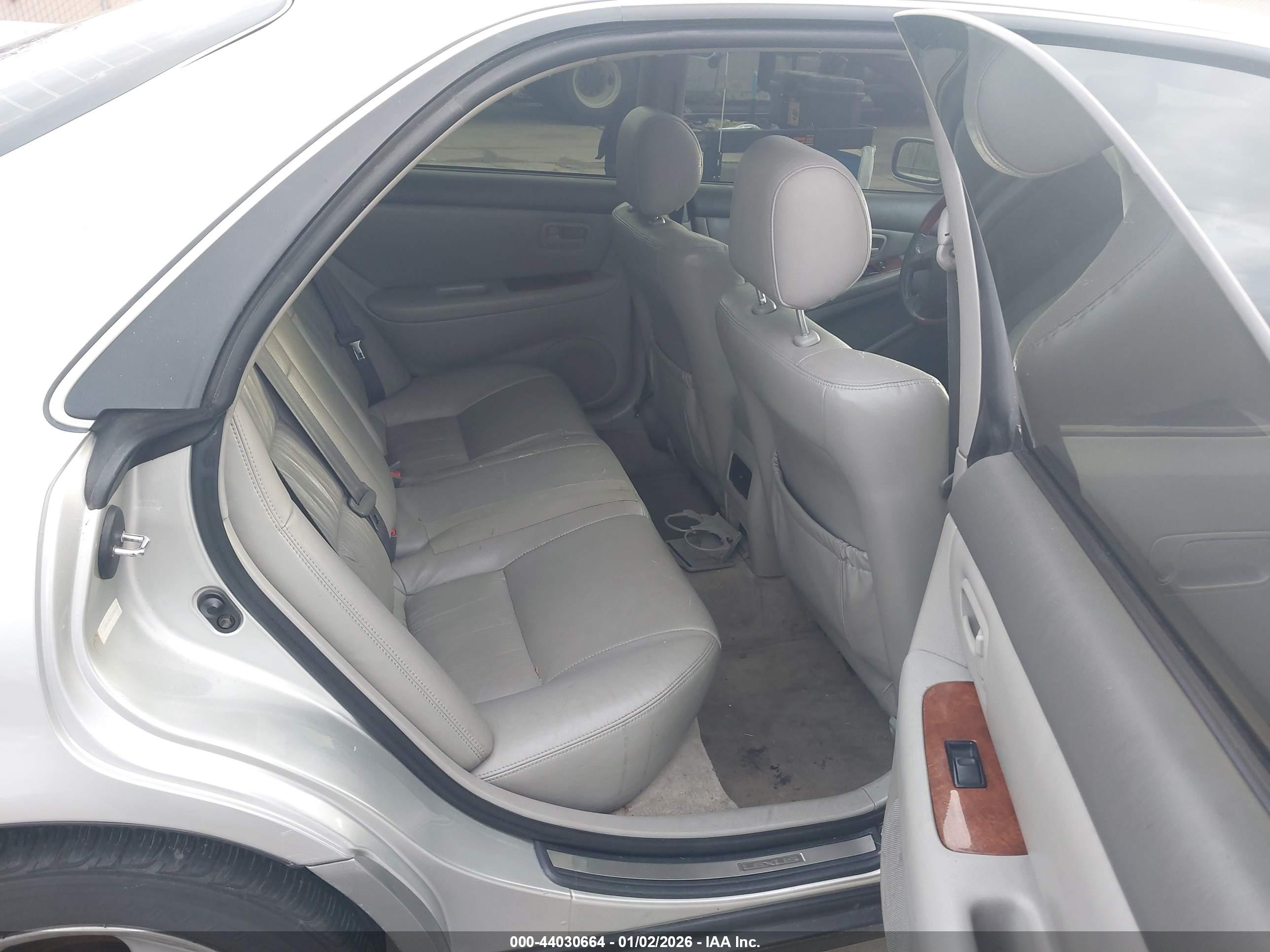 LEXUS ES image 8