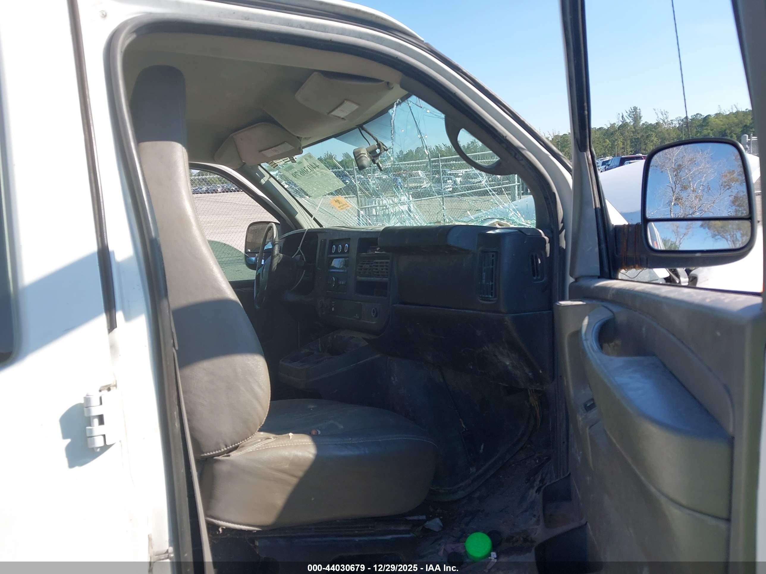 CHEVROLET EXPRESS image 5