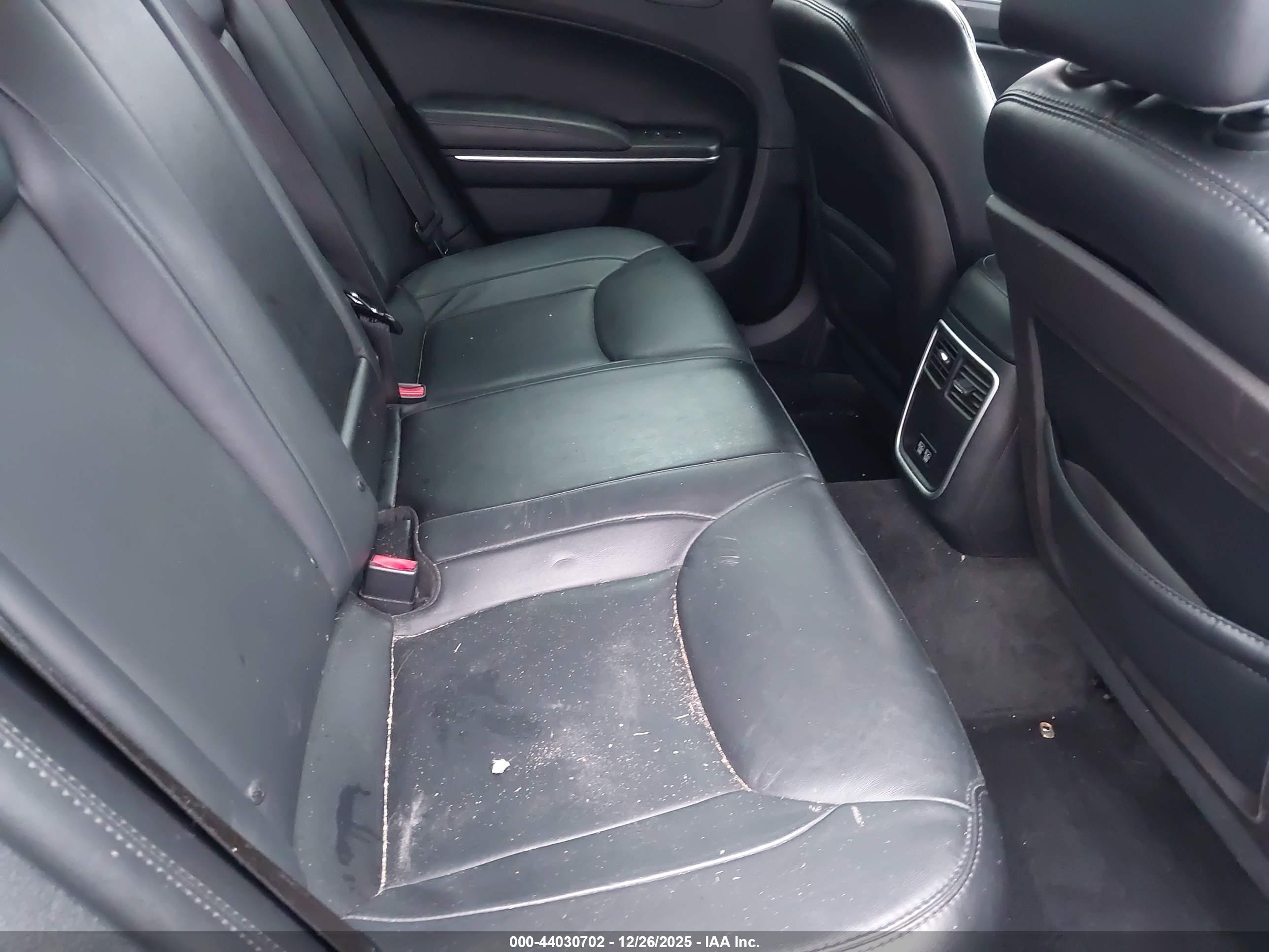 CHRYSLER 300 image 8