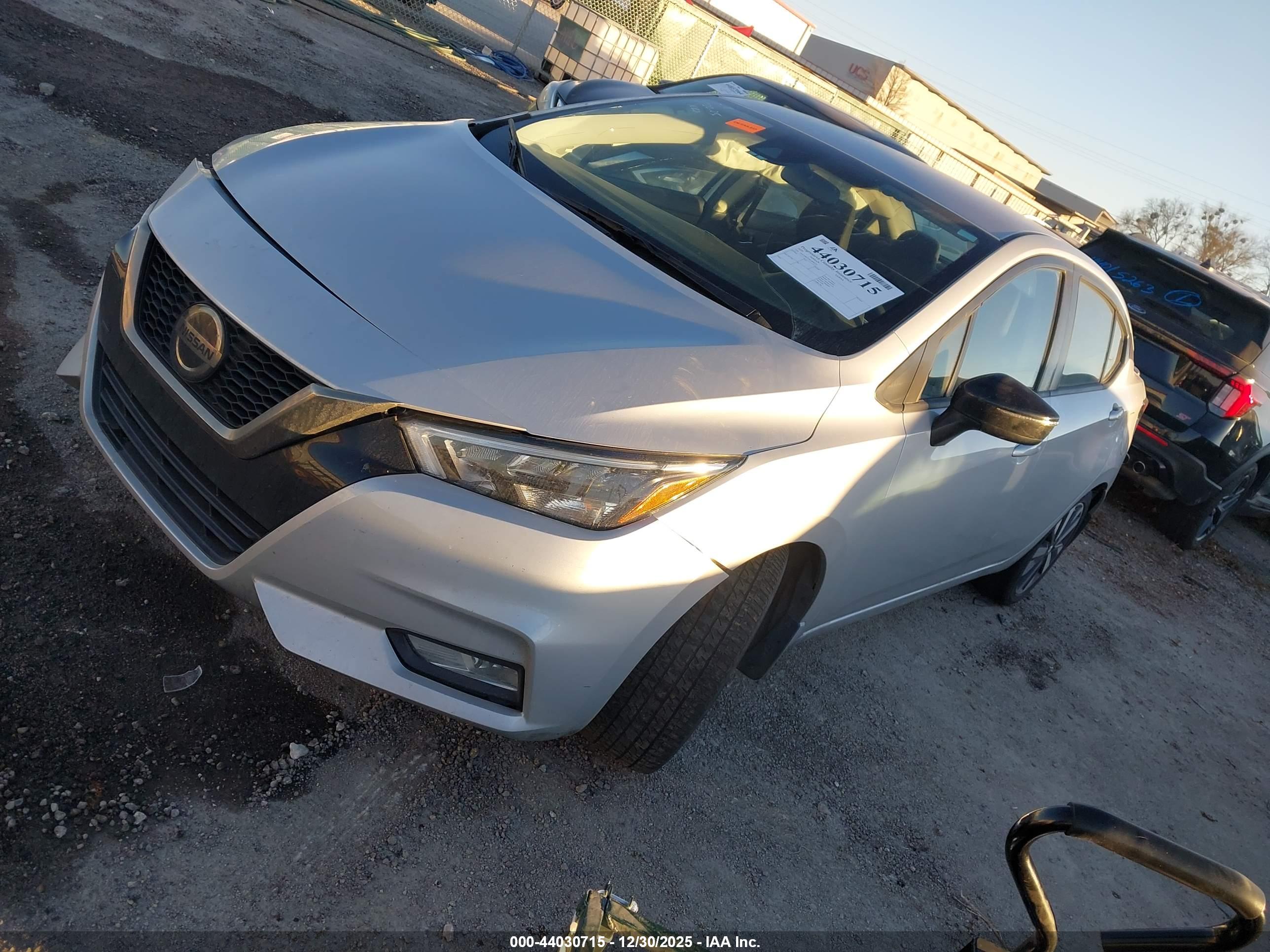 NISSAN VERSA image 2
