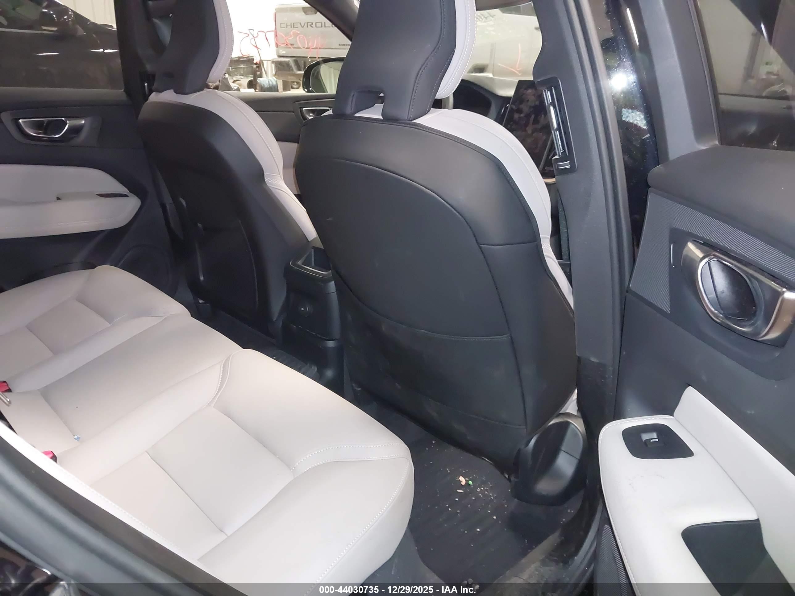 VOLVO XC60 image 8