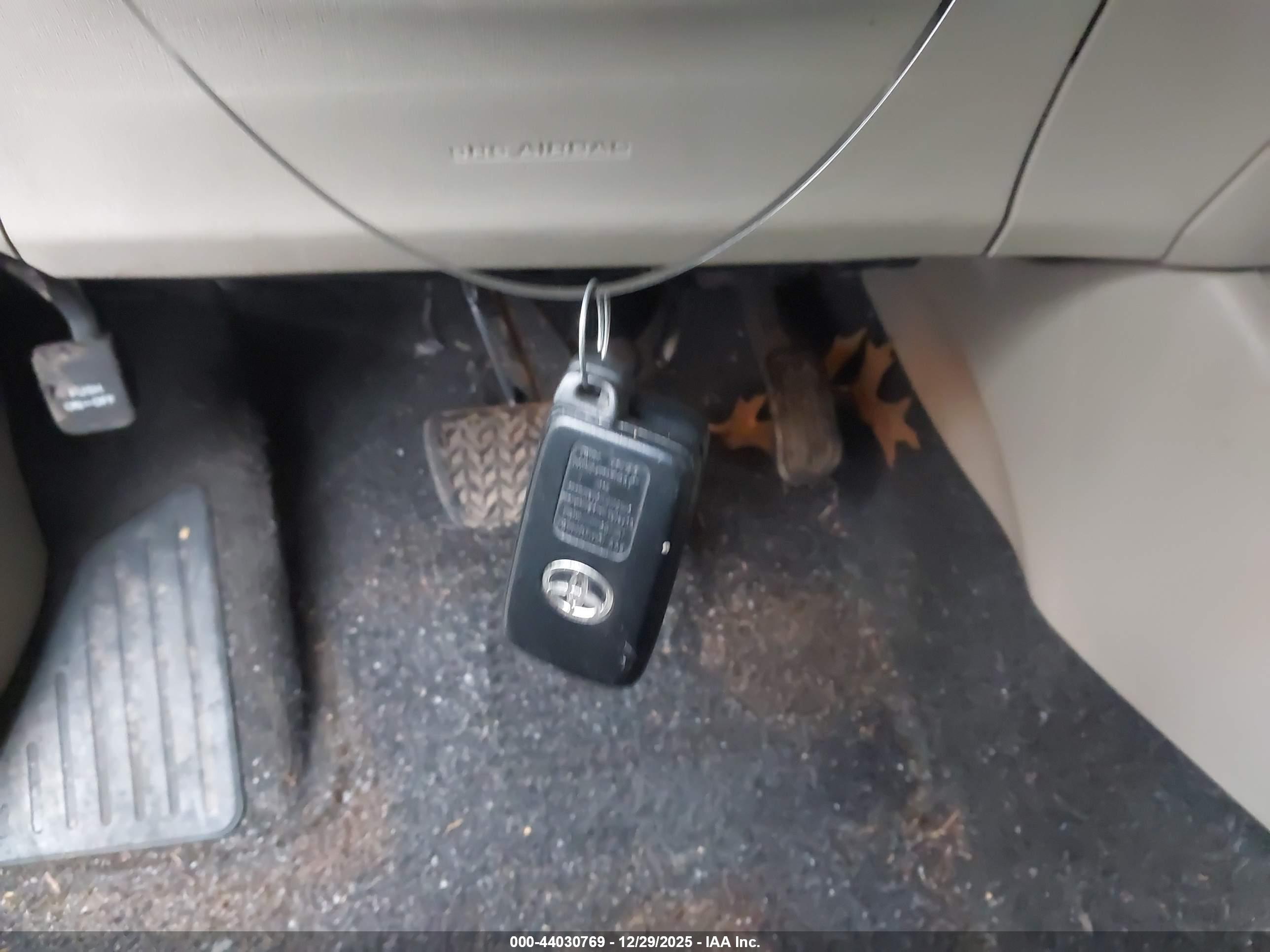 TOYOTA PRIUS image 11