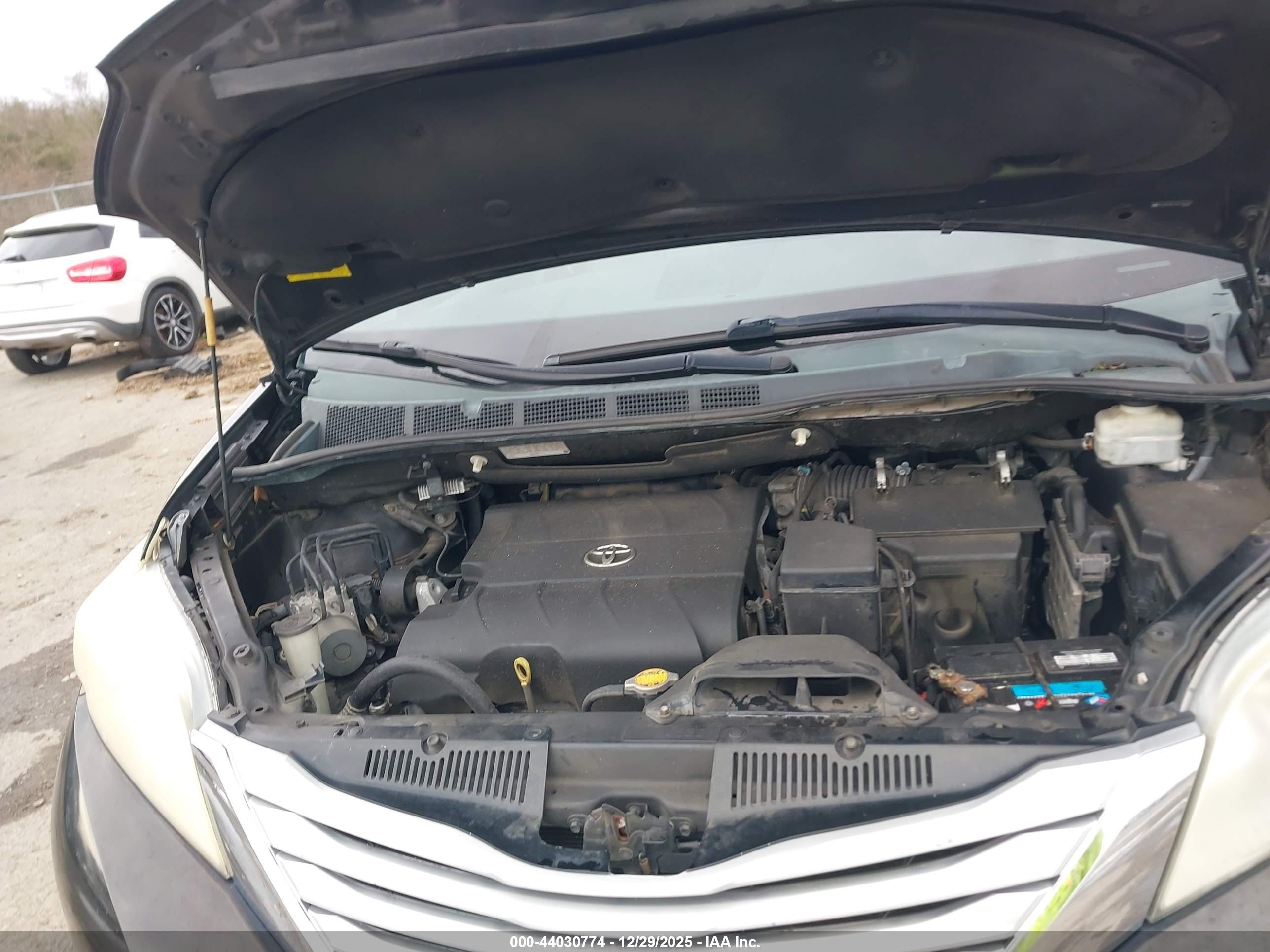 TOYOTA SIENNA image 10