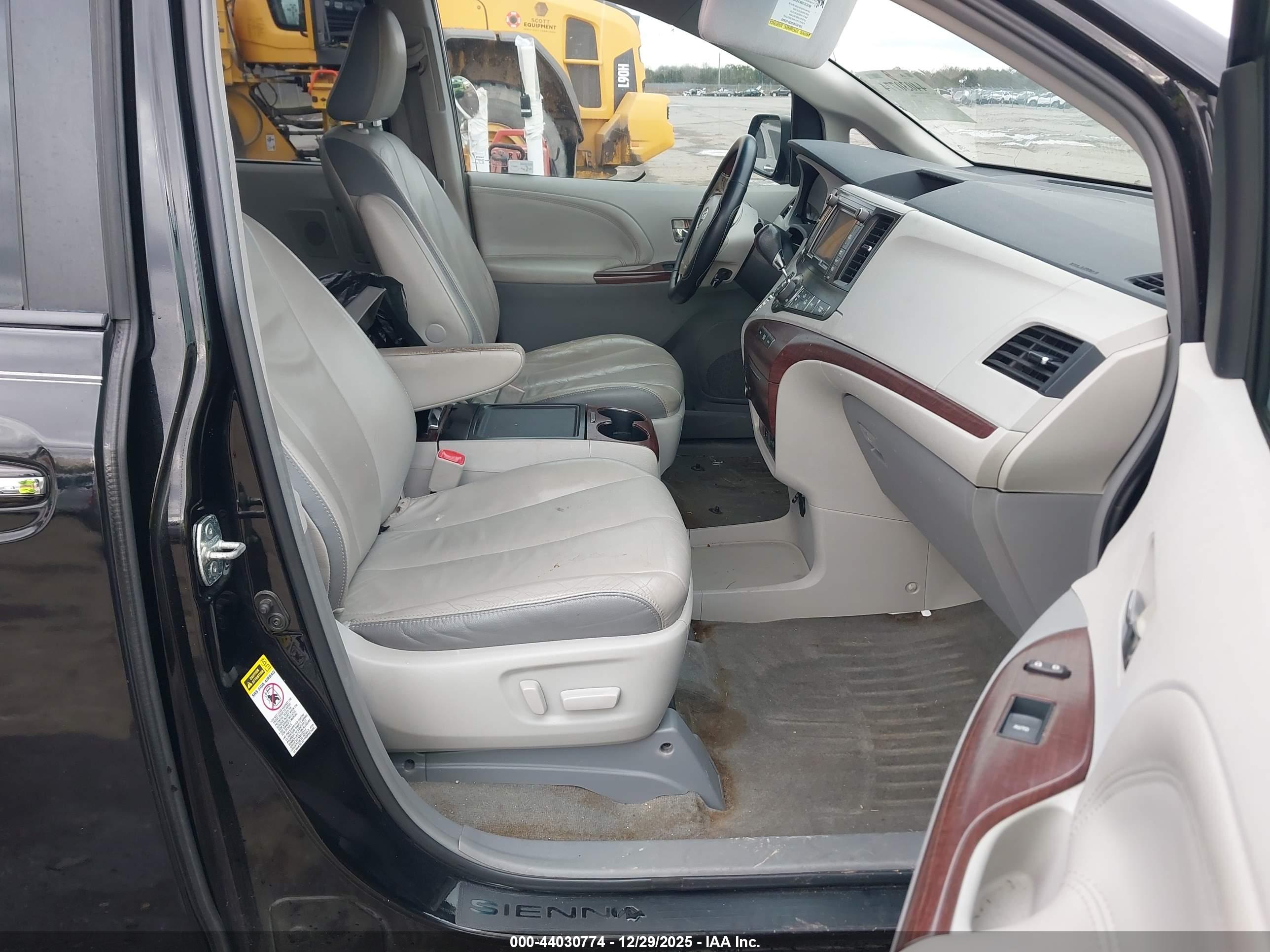 TOYOTA SIENNA image 5