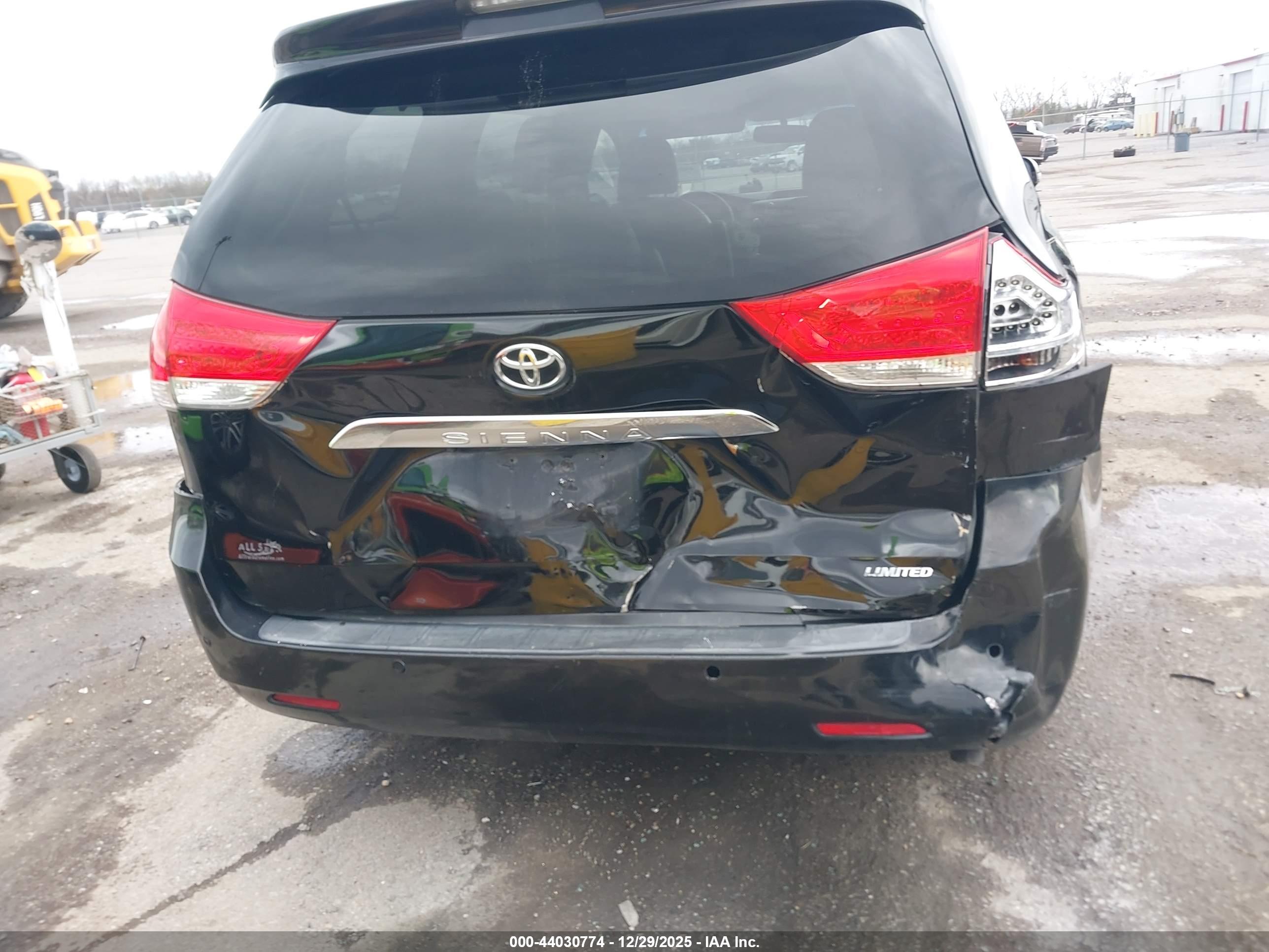 TOYOTA SIENNA image 6