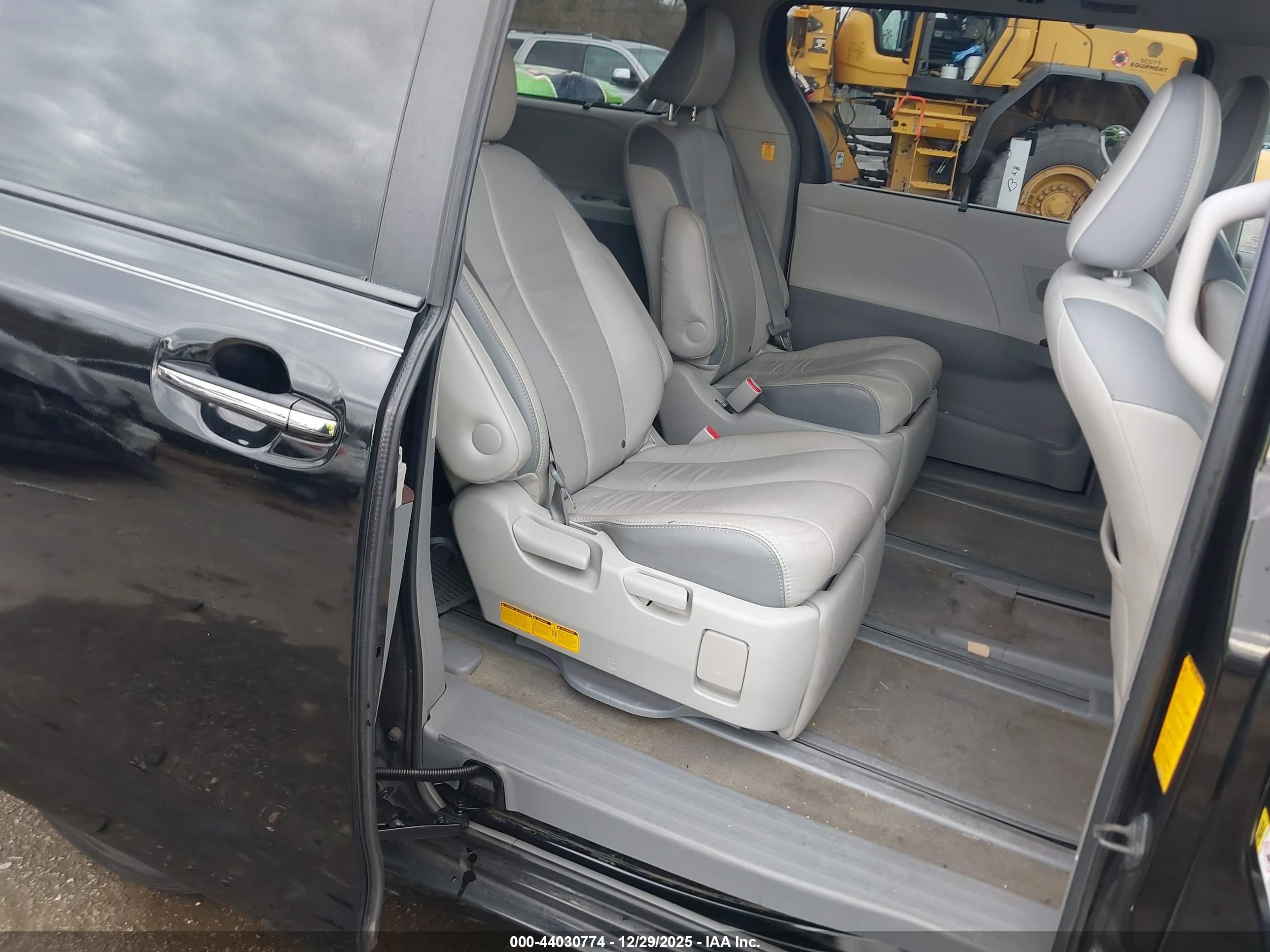 TOYOTA SIENNA image 8