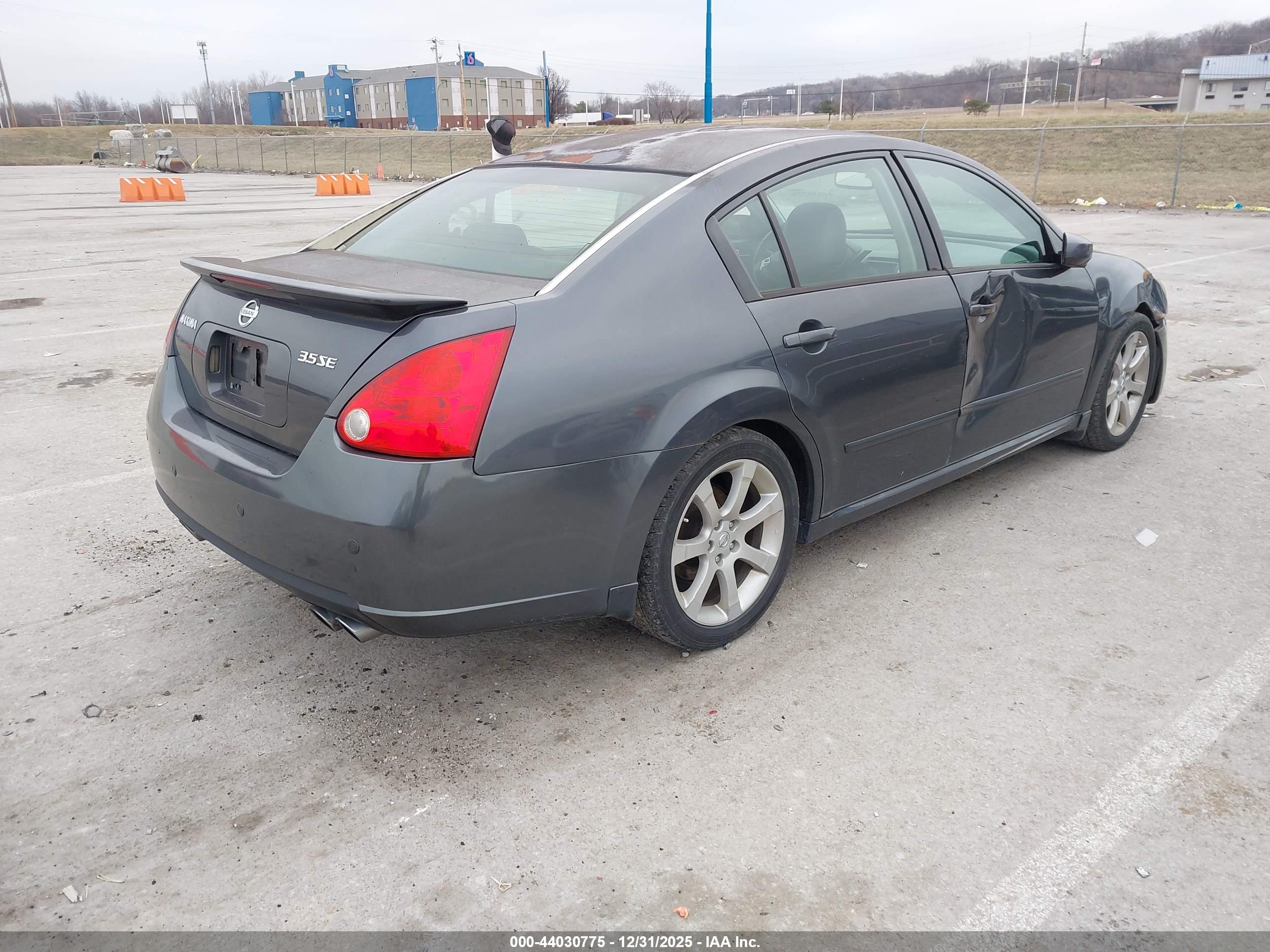 NISSAN MAXIMA image 4