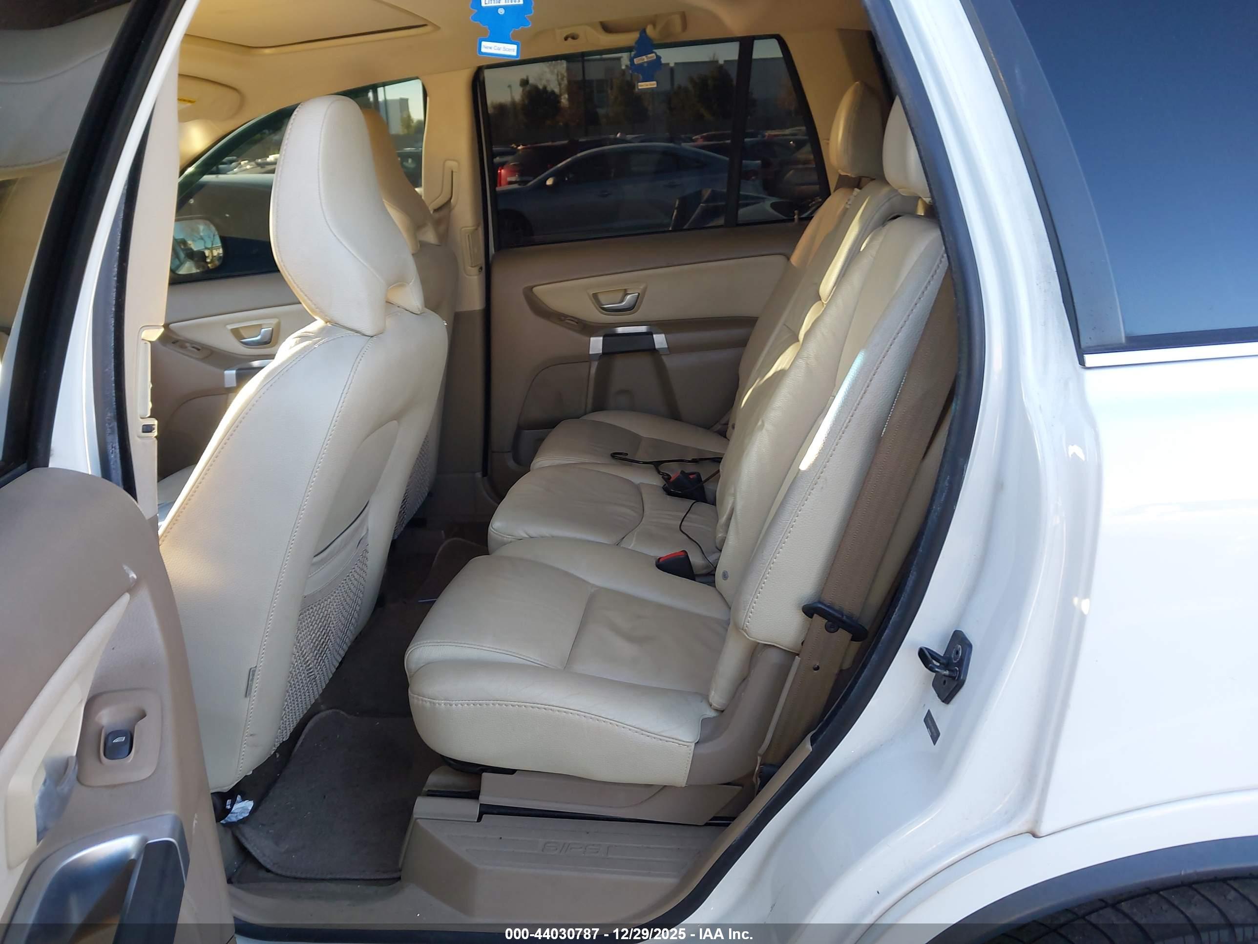 VOLVO XC90 image 8