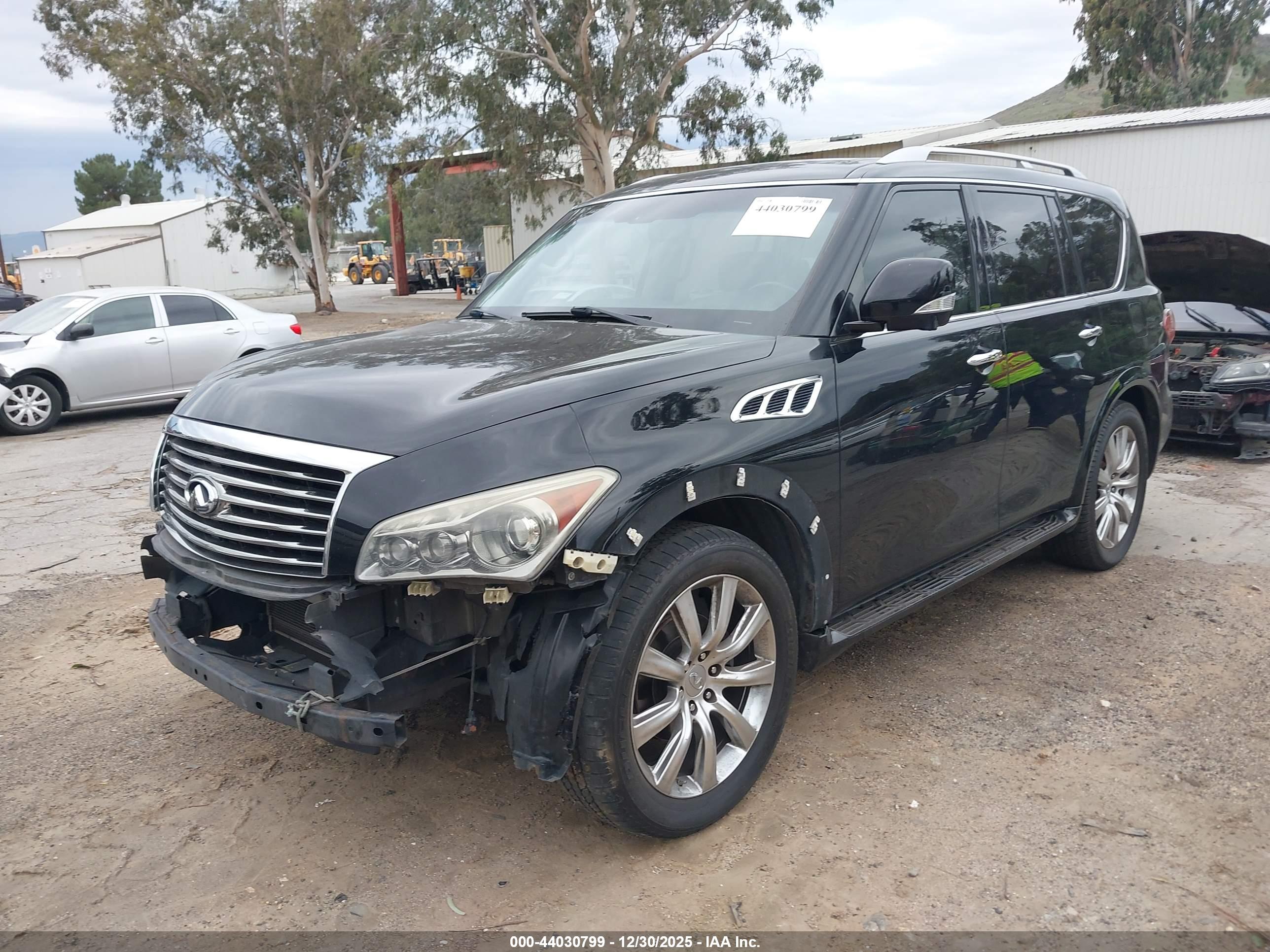 INFINITI QX56 image 2
