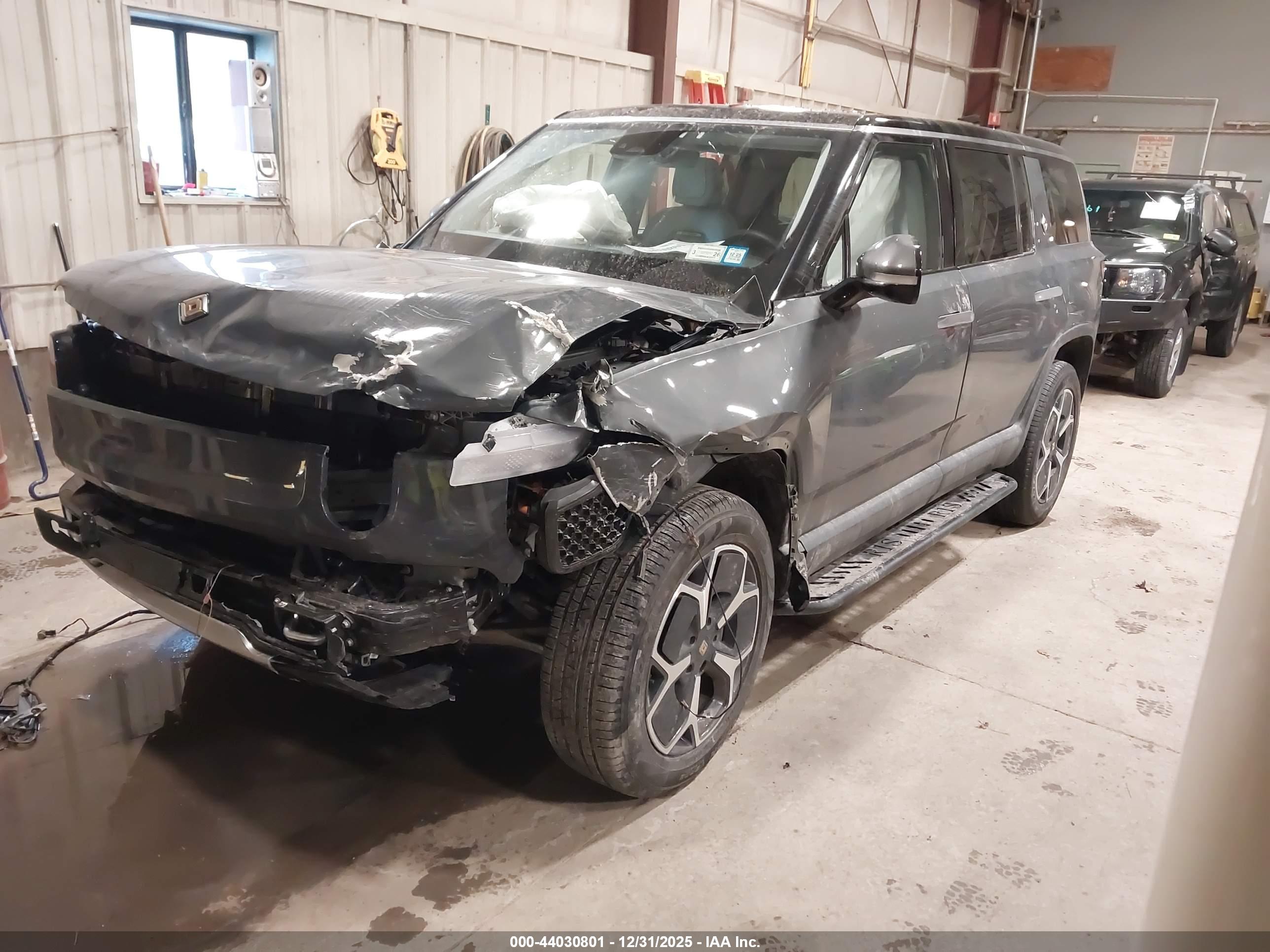 RIVIAN R1S image 2