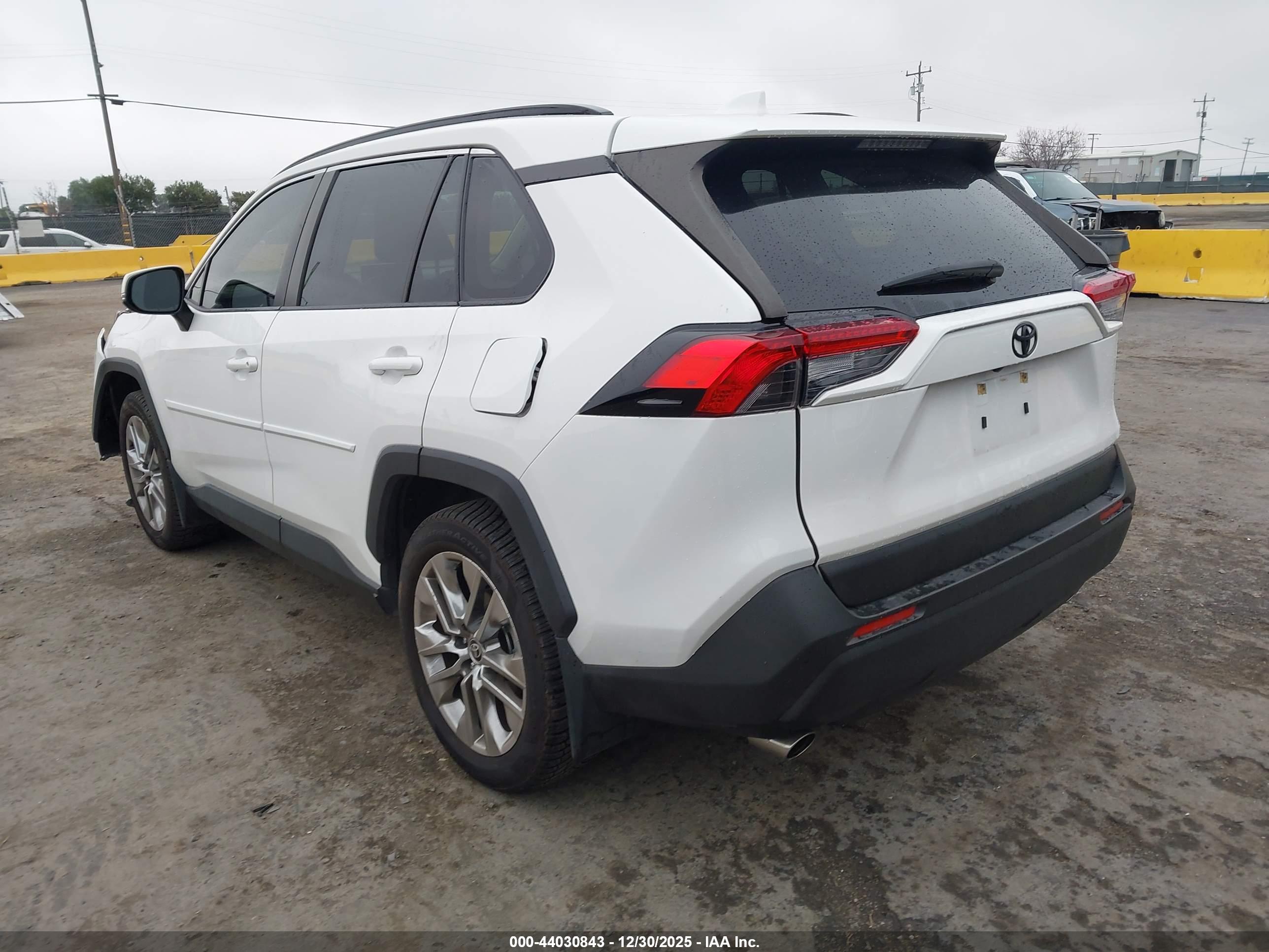 TOYOTA RAV4 image 3