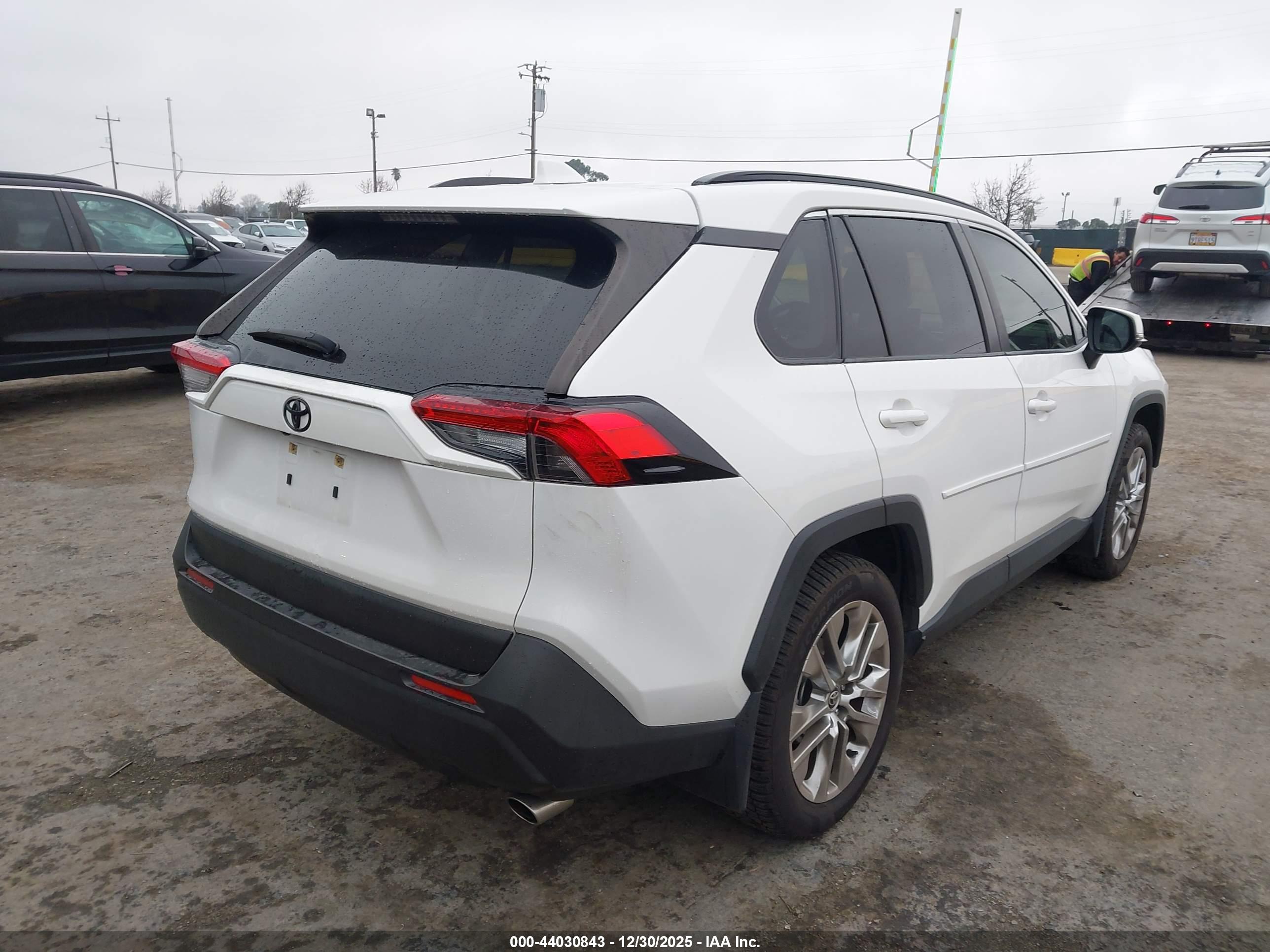 TOYOTA RAV4 image 4
