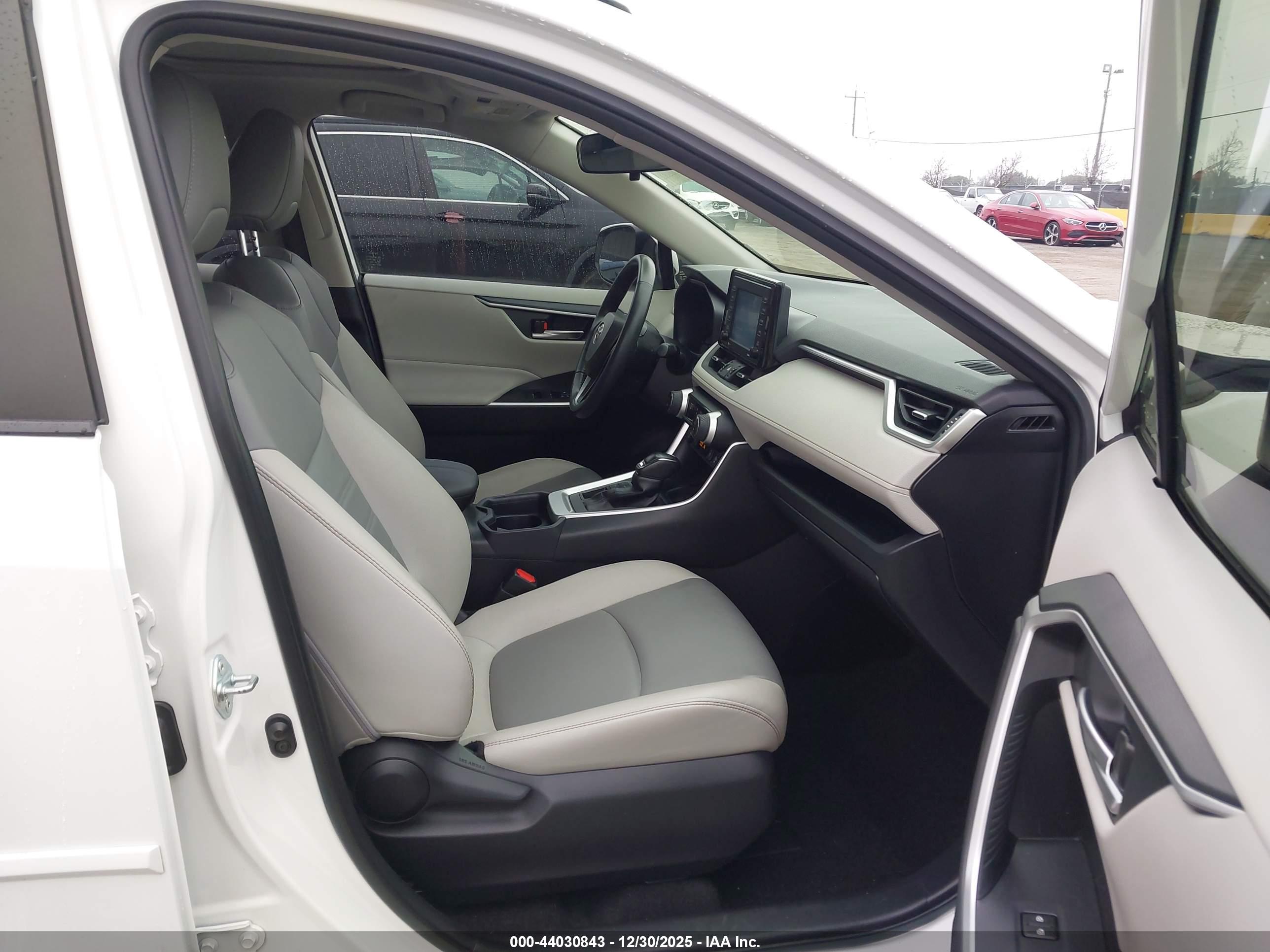 TOYOTA RAV4 image 5