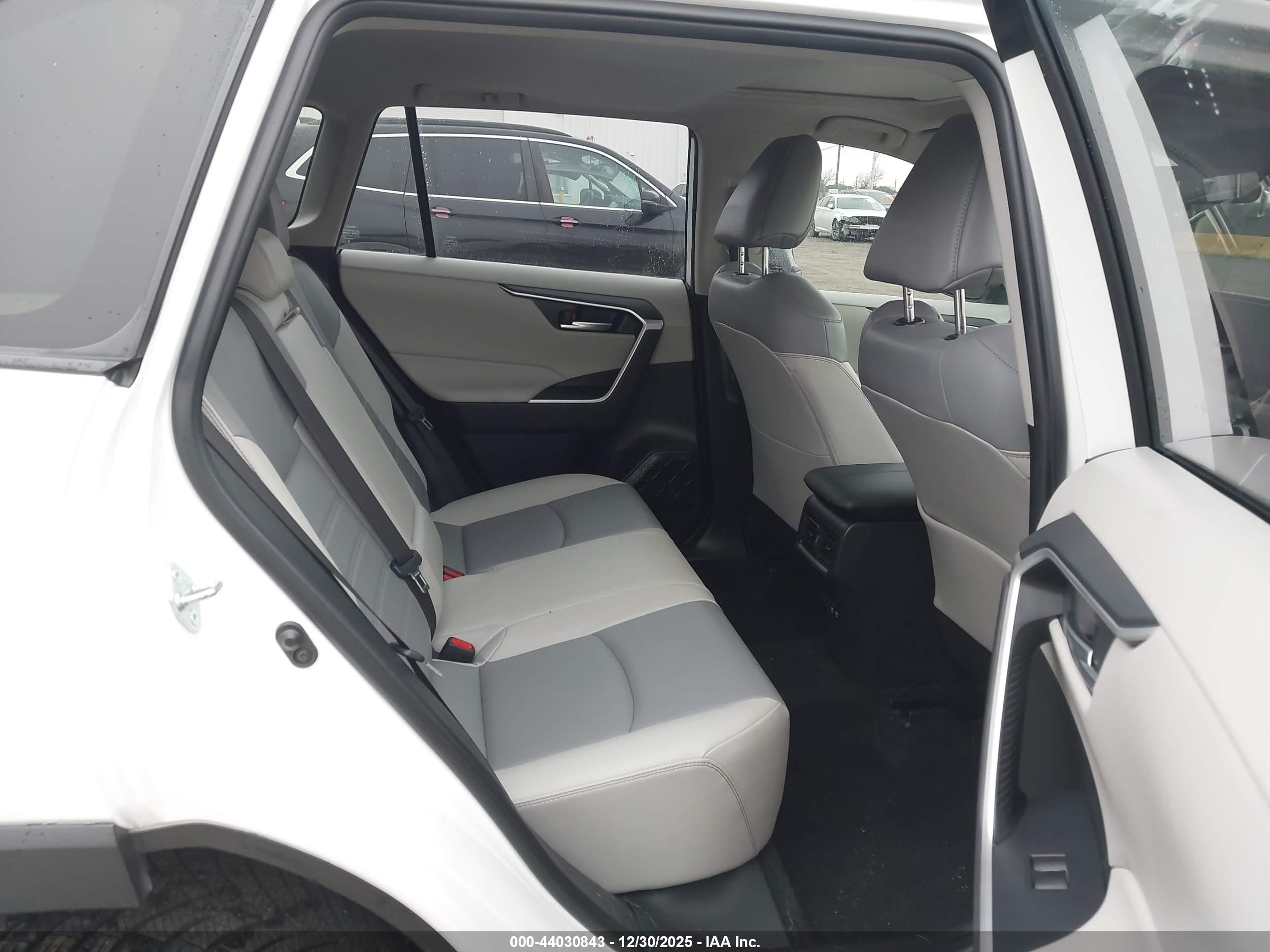 TOYOTA RAV4 image 8