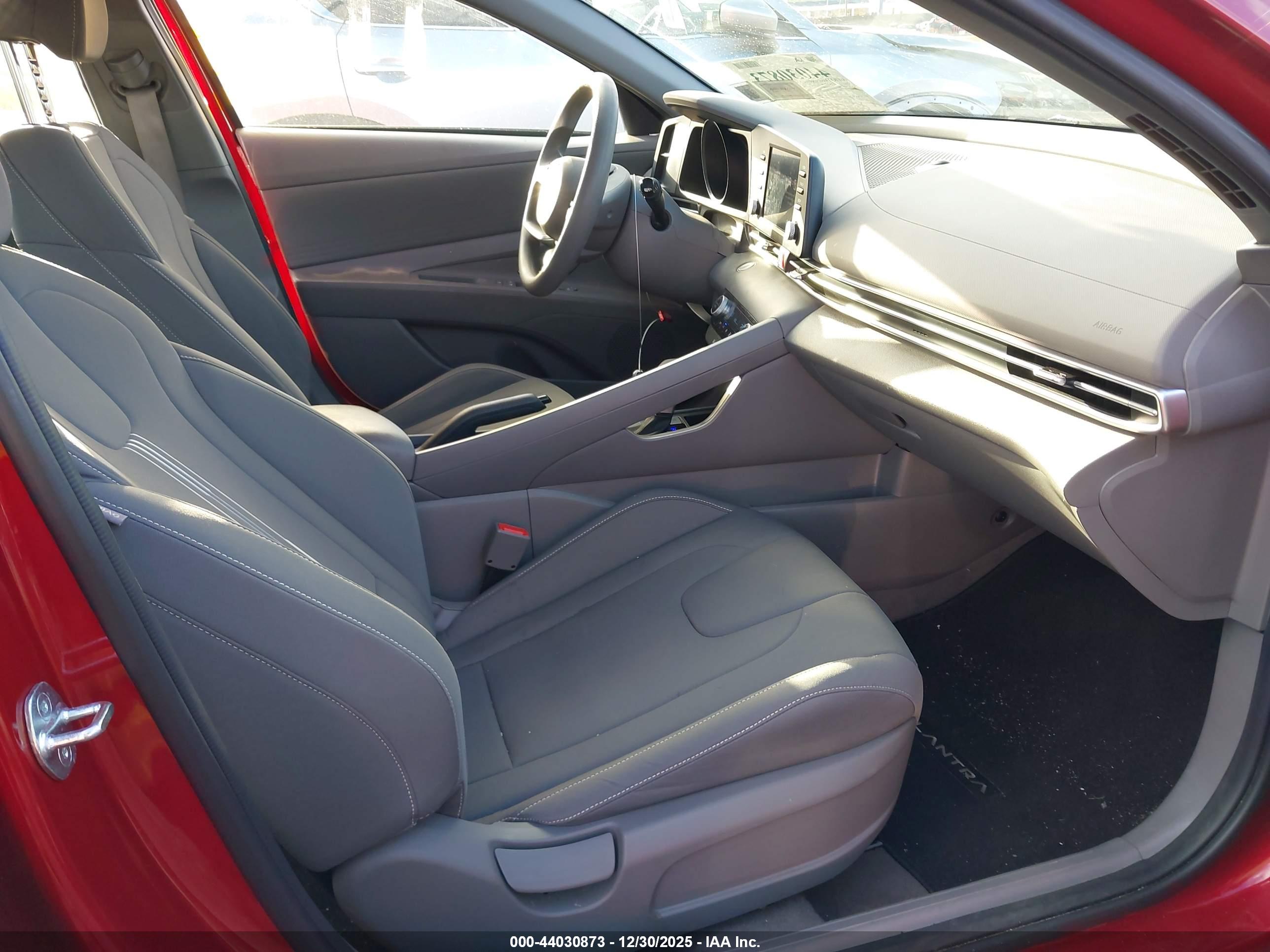 HYUNDAI ELANTRA image 5