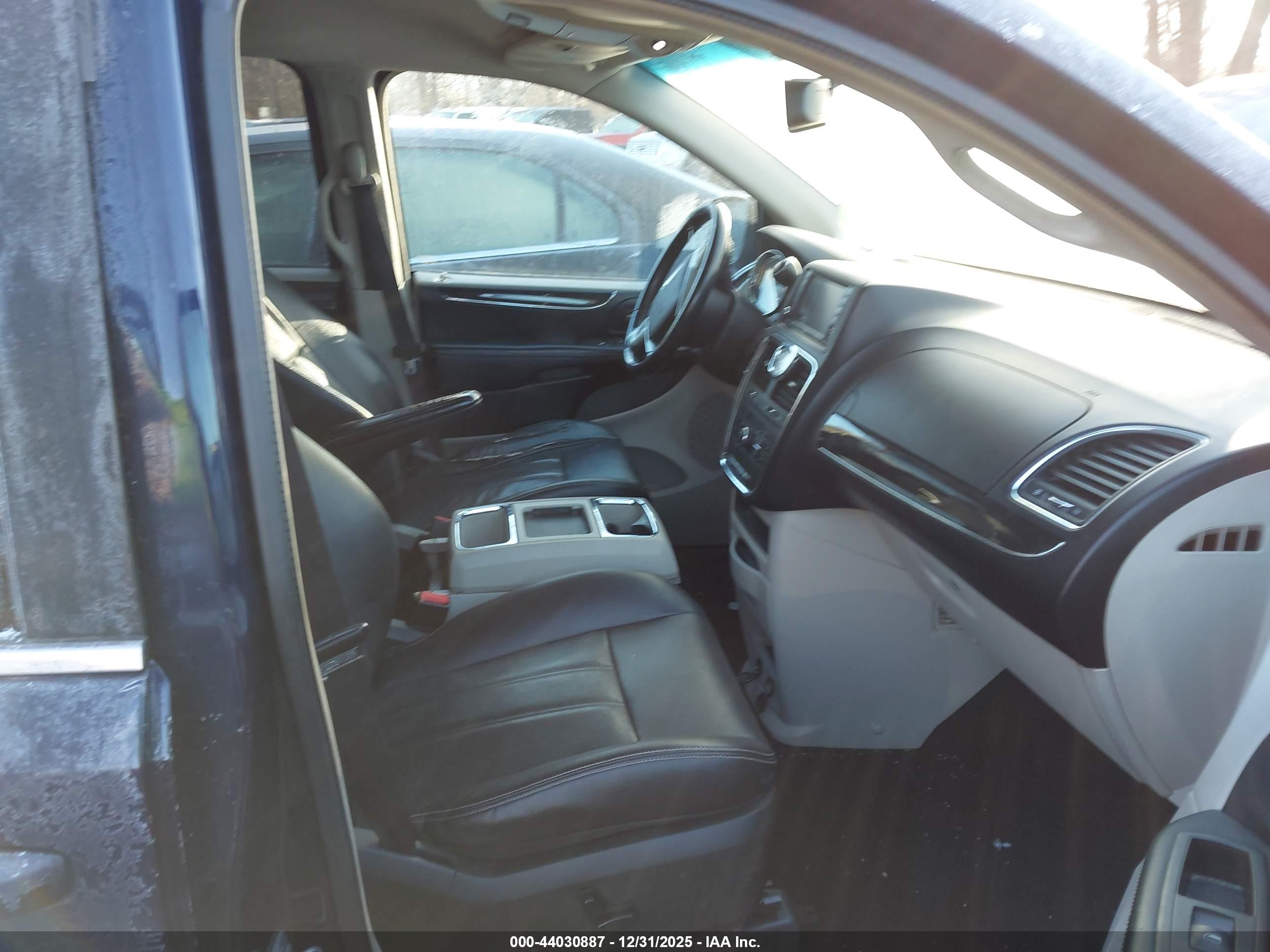 CHRYSLER TOWN image 5