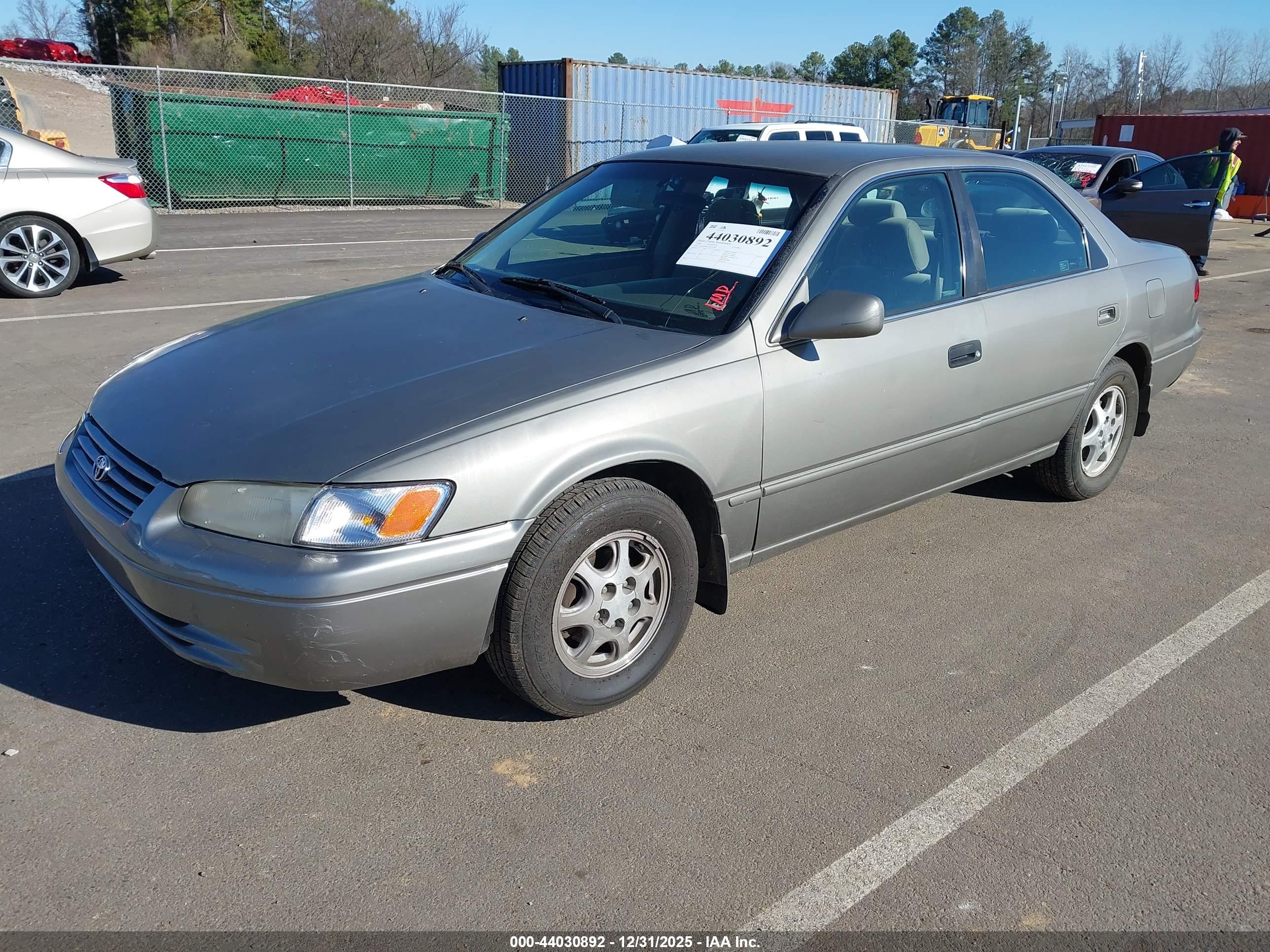 TOYOTA CAMRY image 2