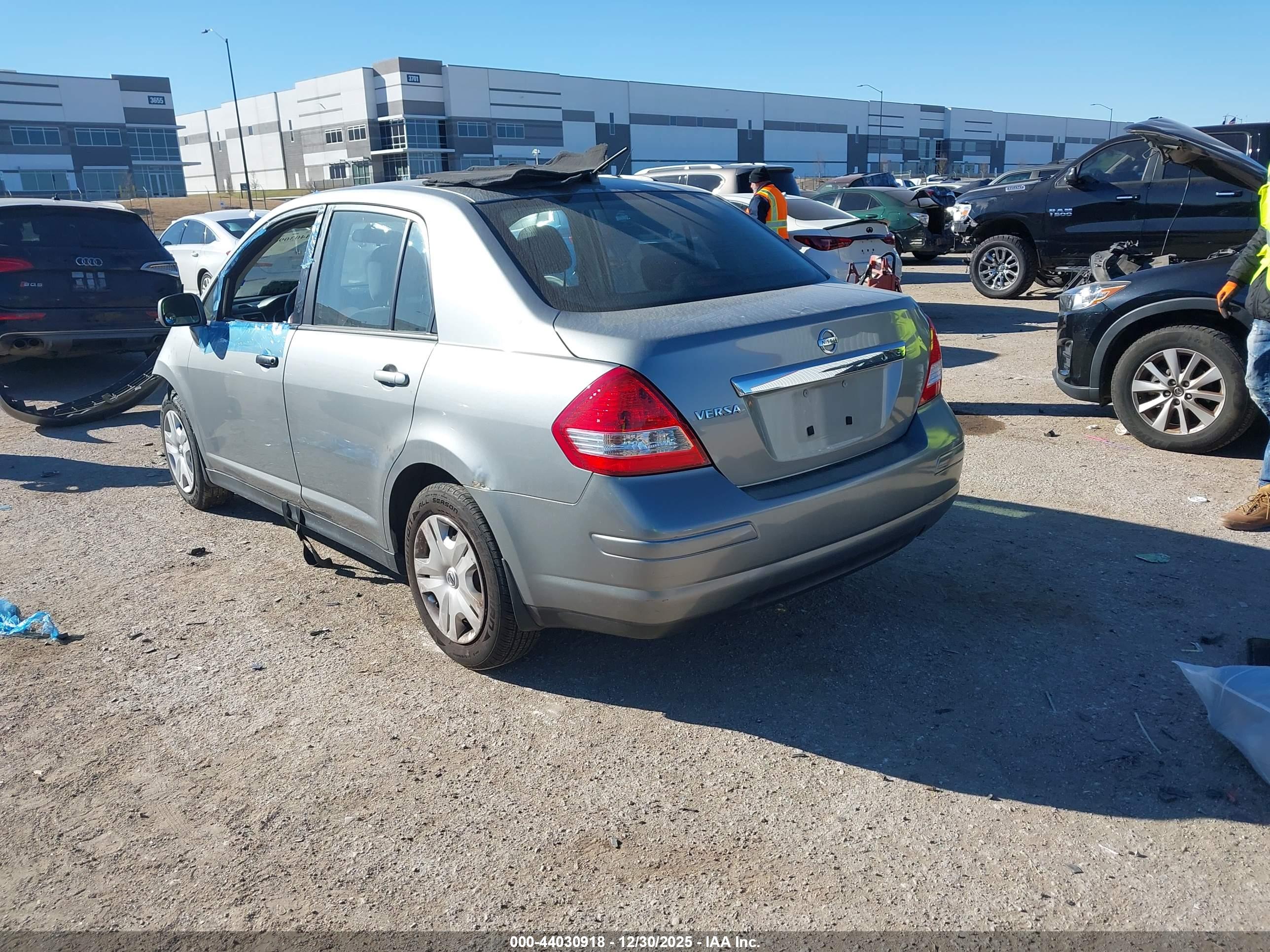 NISSAN VERSA image 3