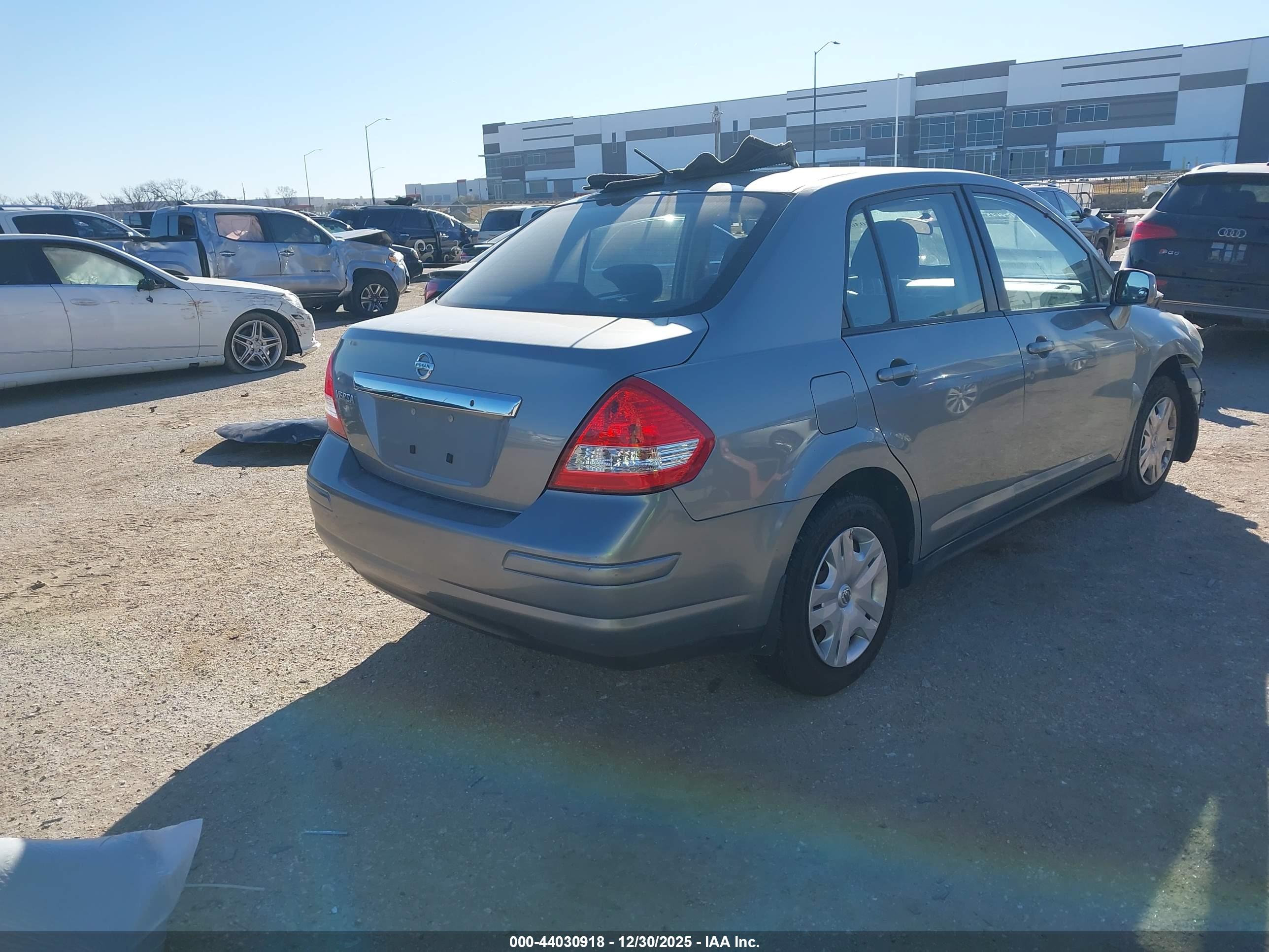NISSAN VERSA image 4